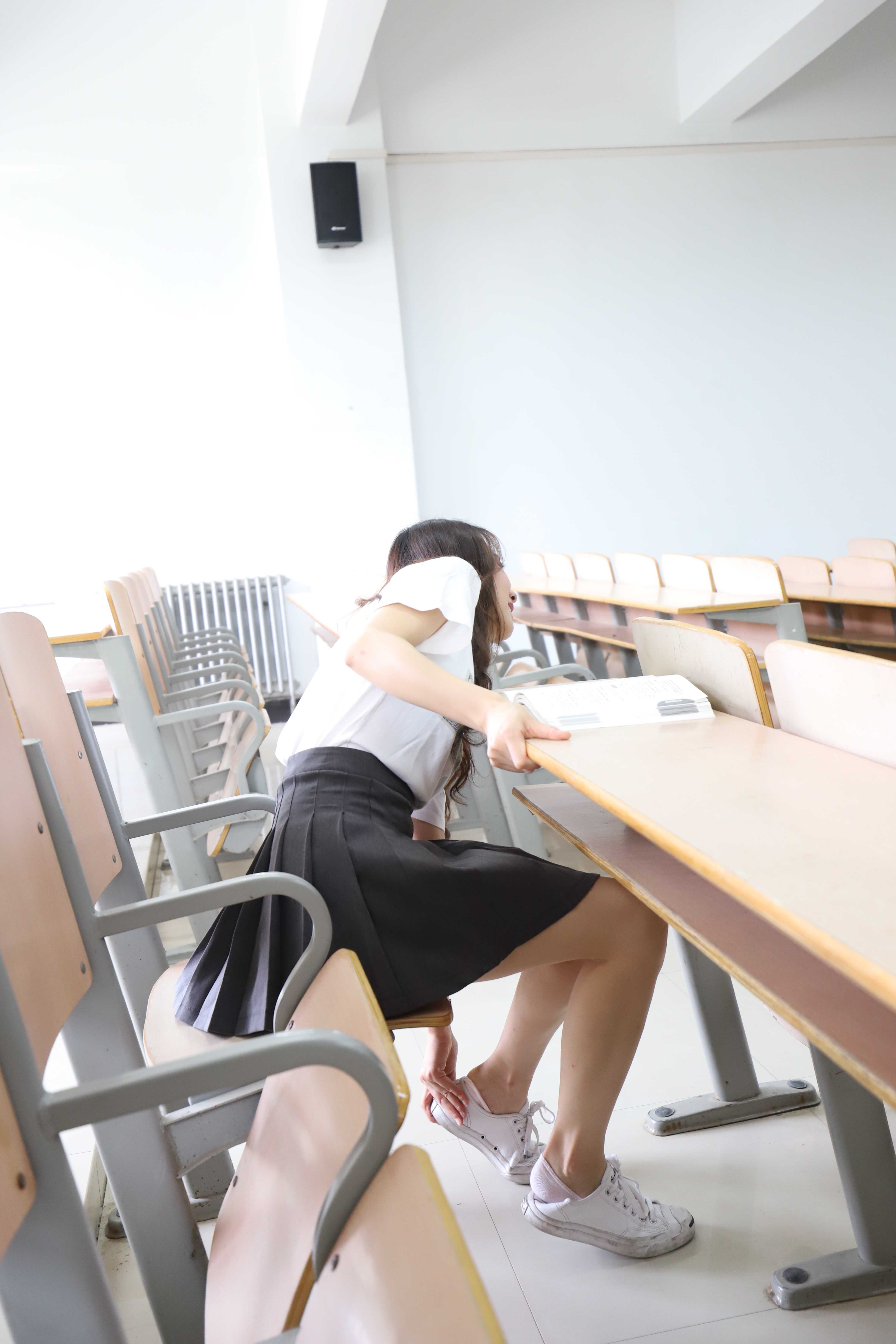 《阶梯教室帆布鞋の船袜脚丫》作品图