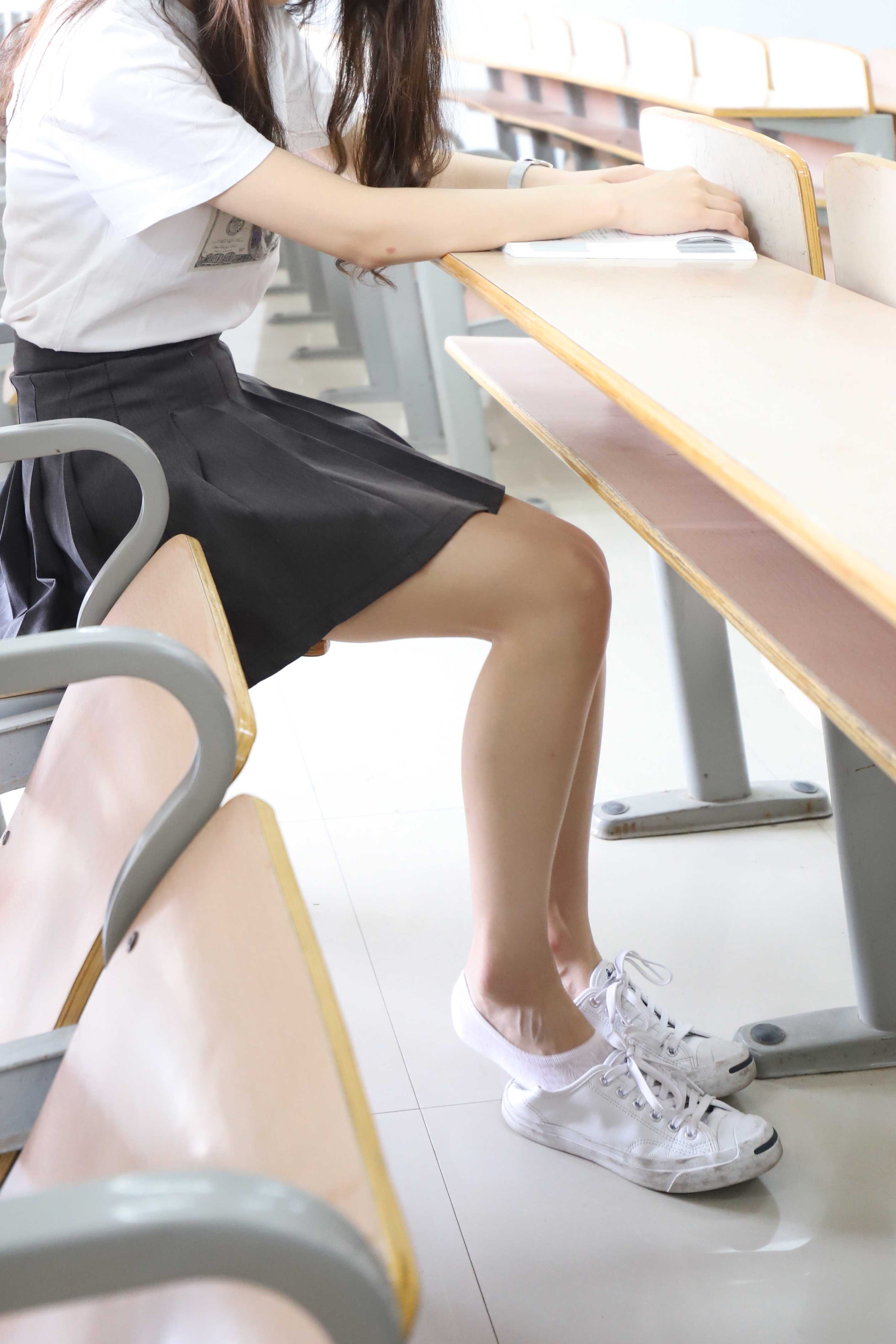《阶梯教室帆布鞋の船袜脚丫》作品图