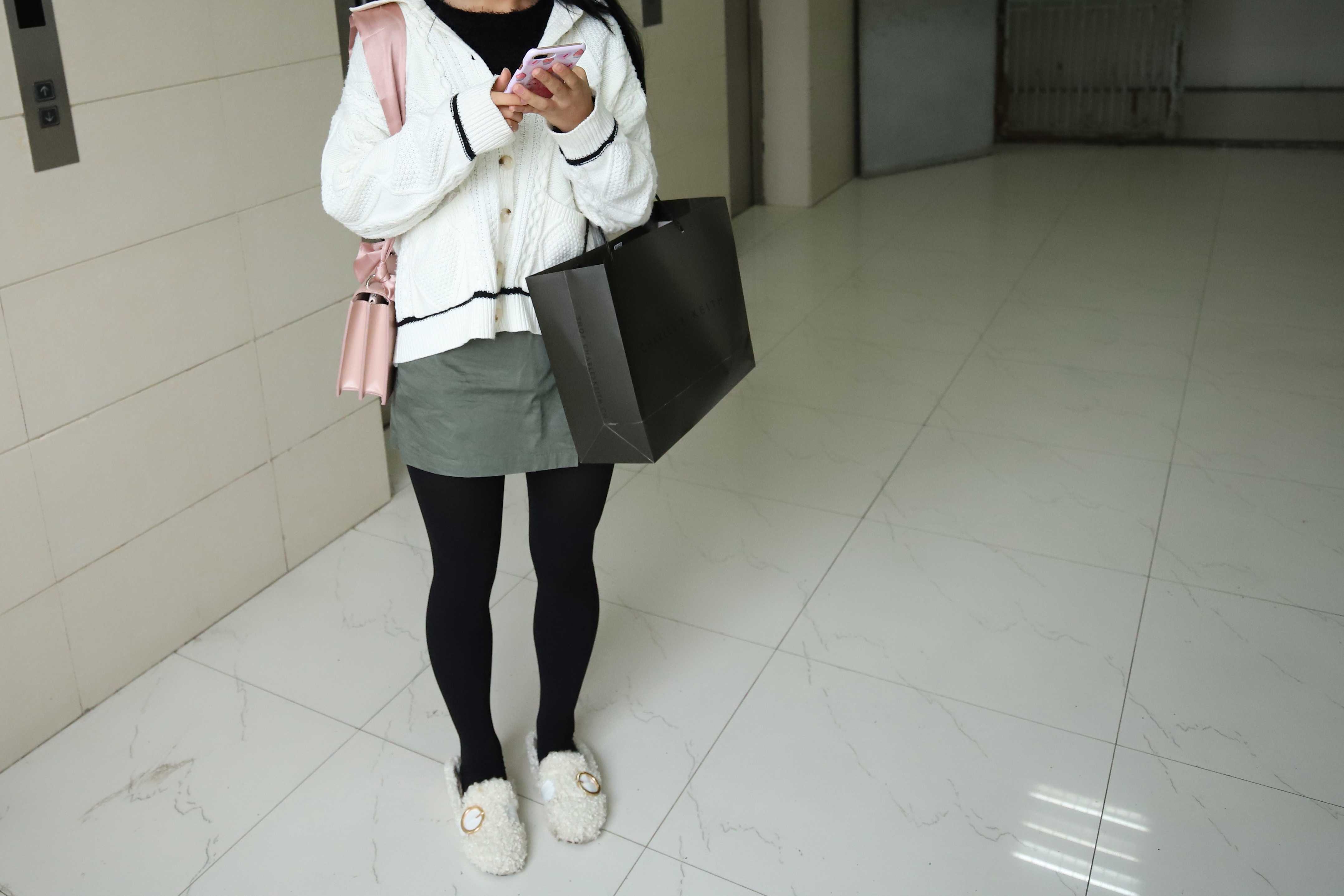 《学姐多套袜子脚丫》作品图