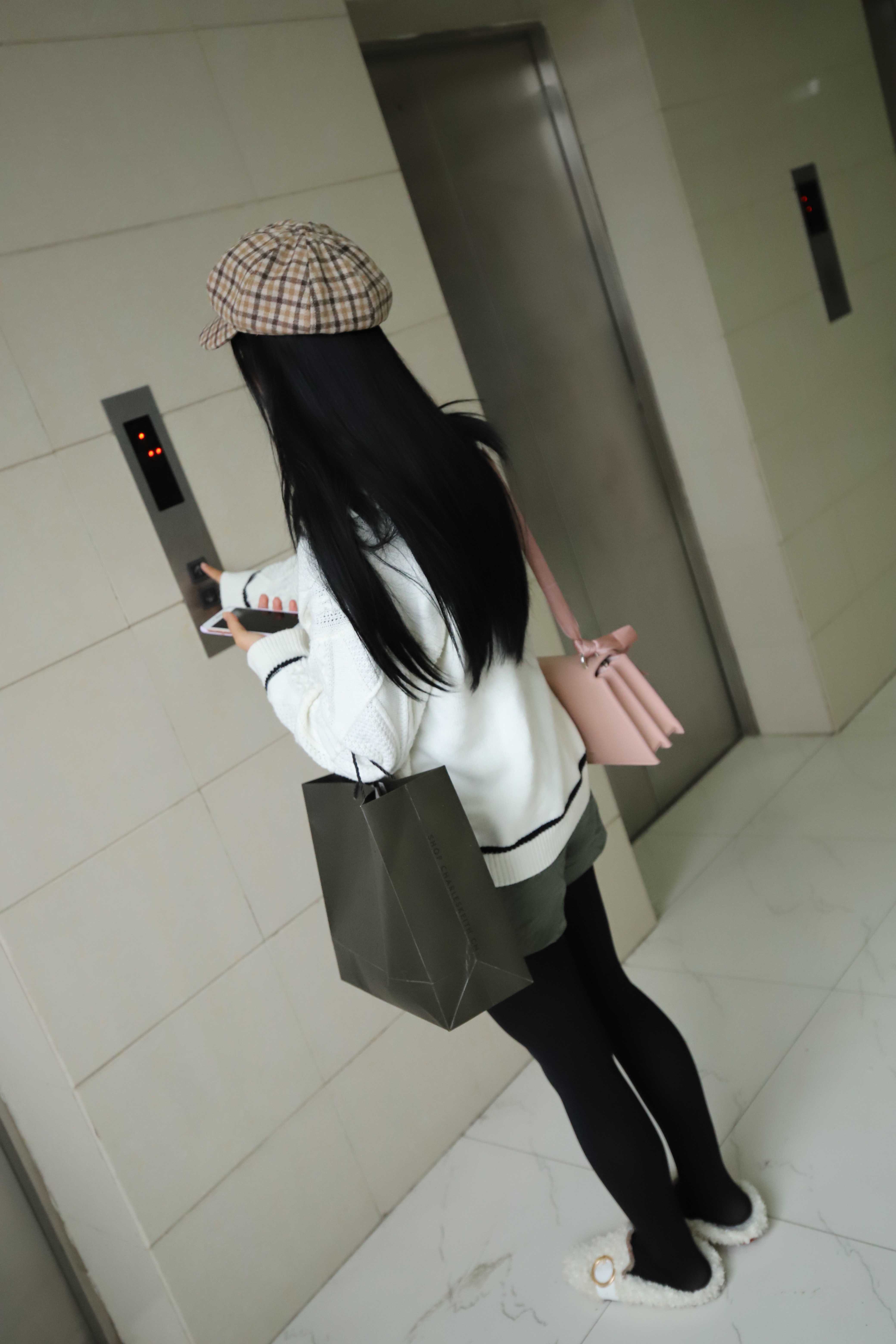 《学姐多套袜子脚丫》作品图