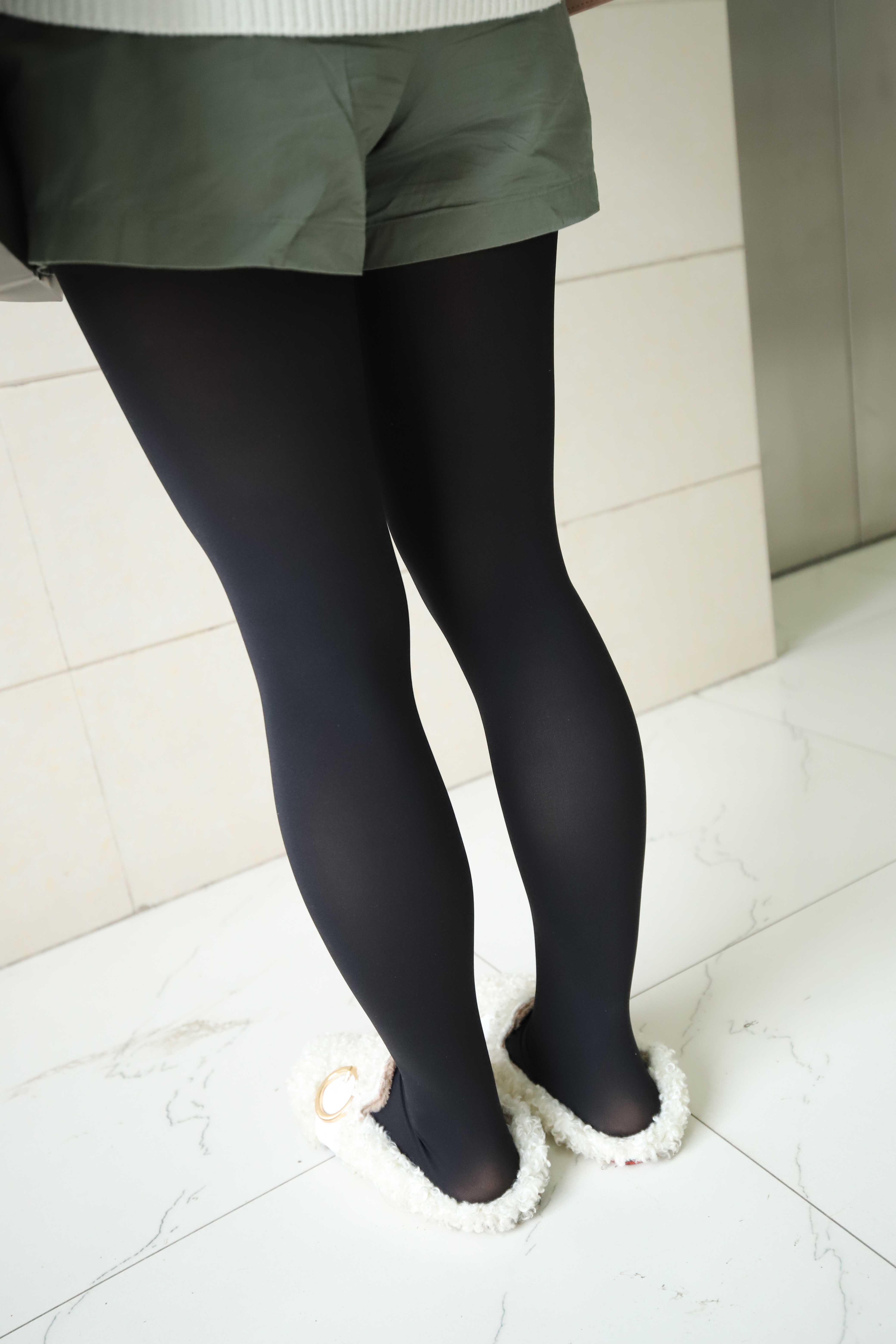 《学姐多套袜子脚丫》作品图