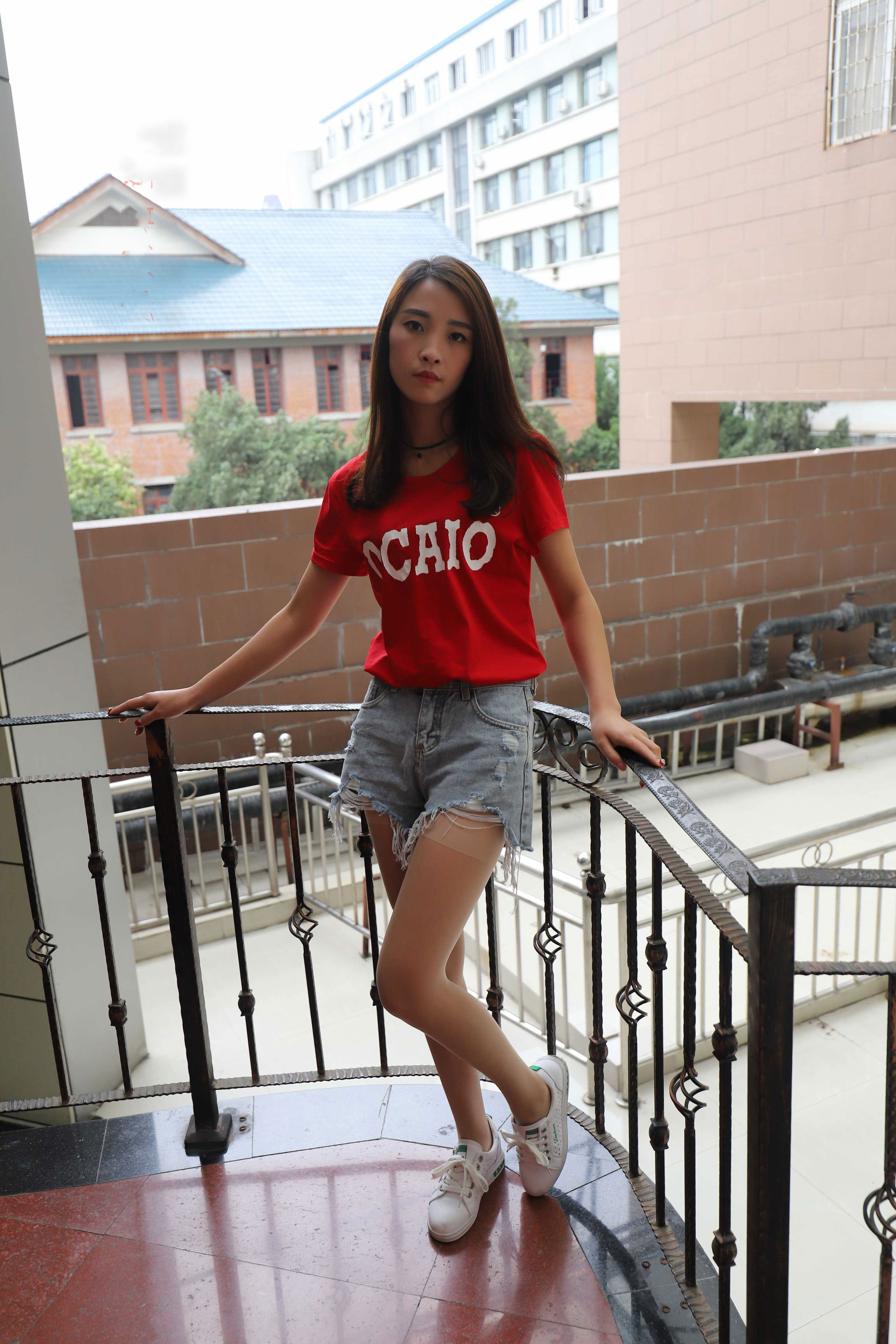 《学妹热裤长丝袜脚》作品图