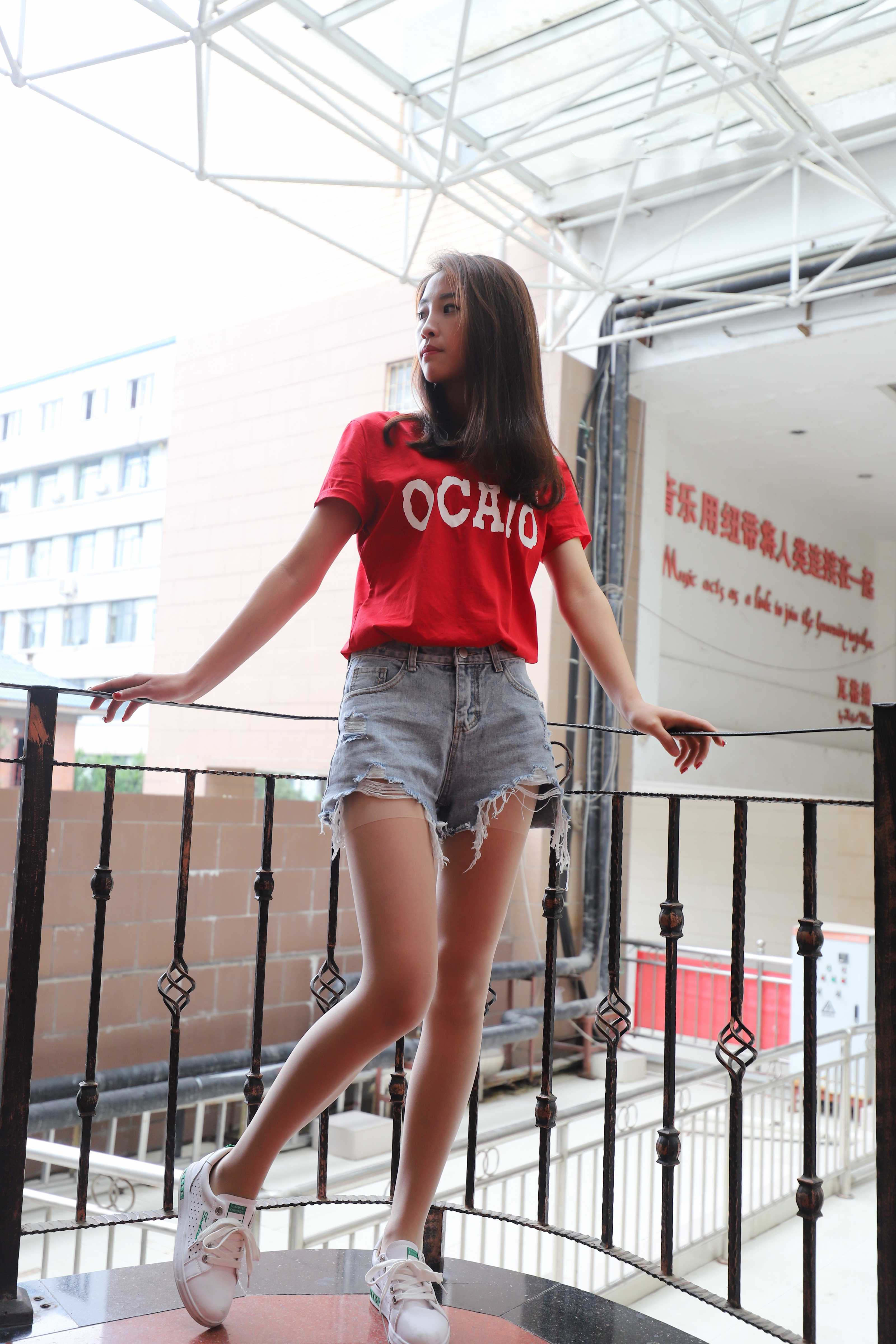 《学妹热裤长丝袜脚》作品图