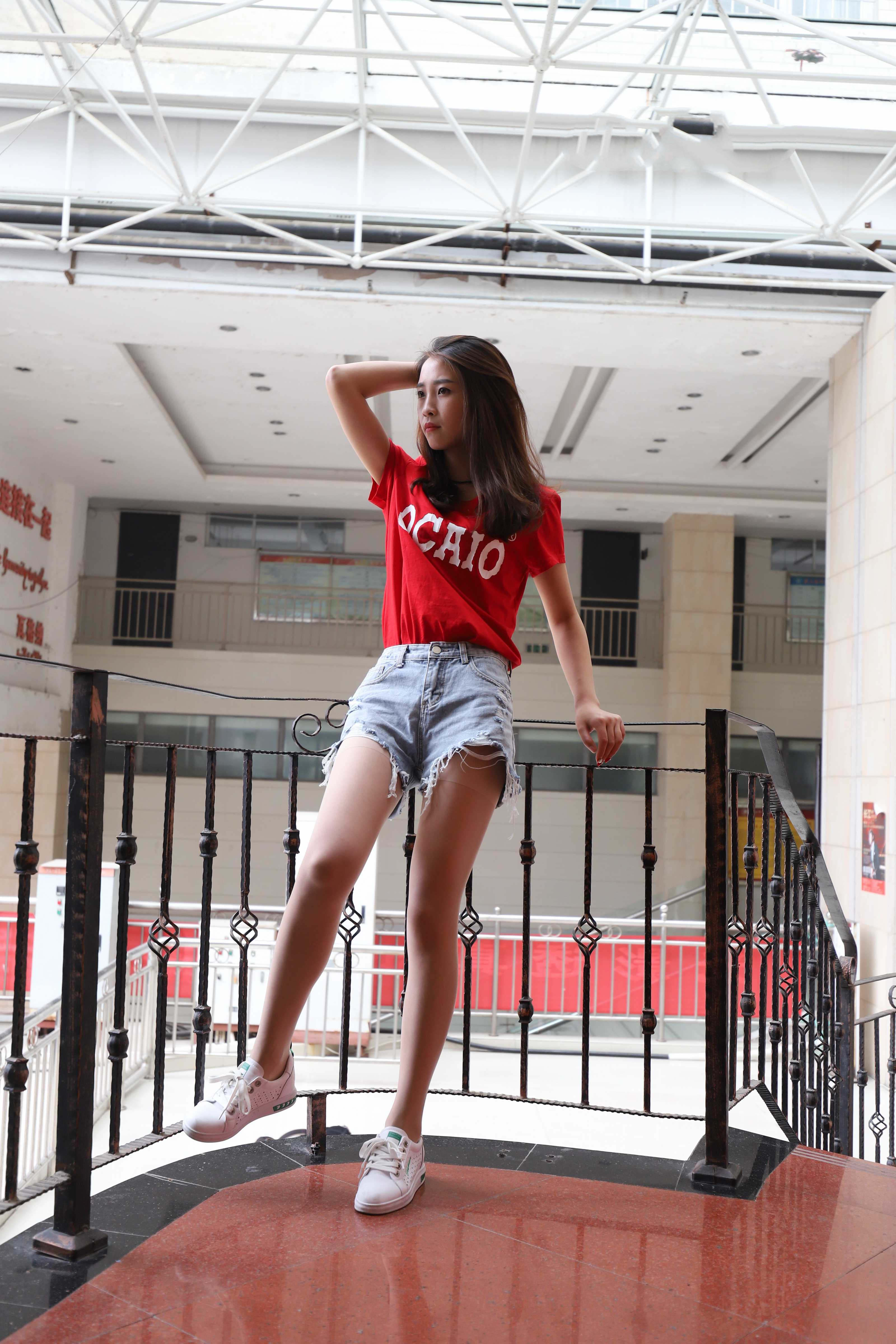 《学妹热裤长丝袜脚》作品图