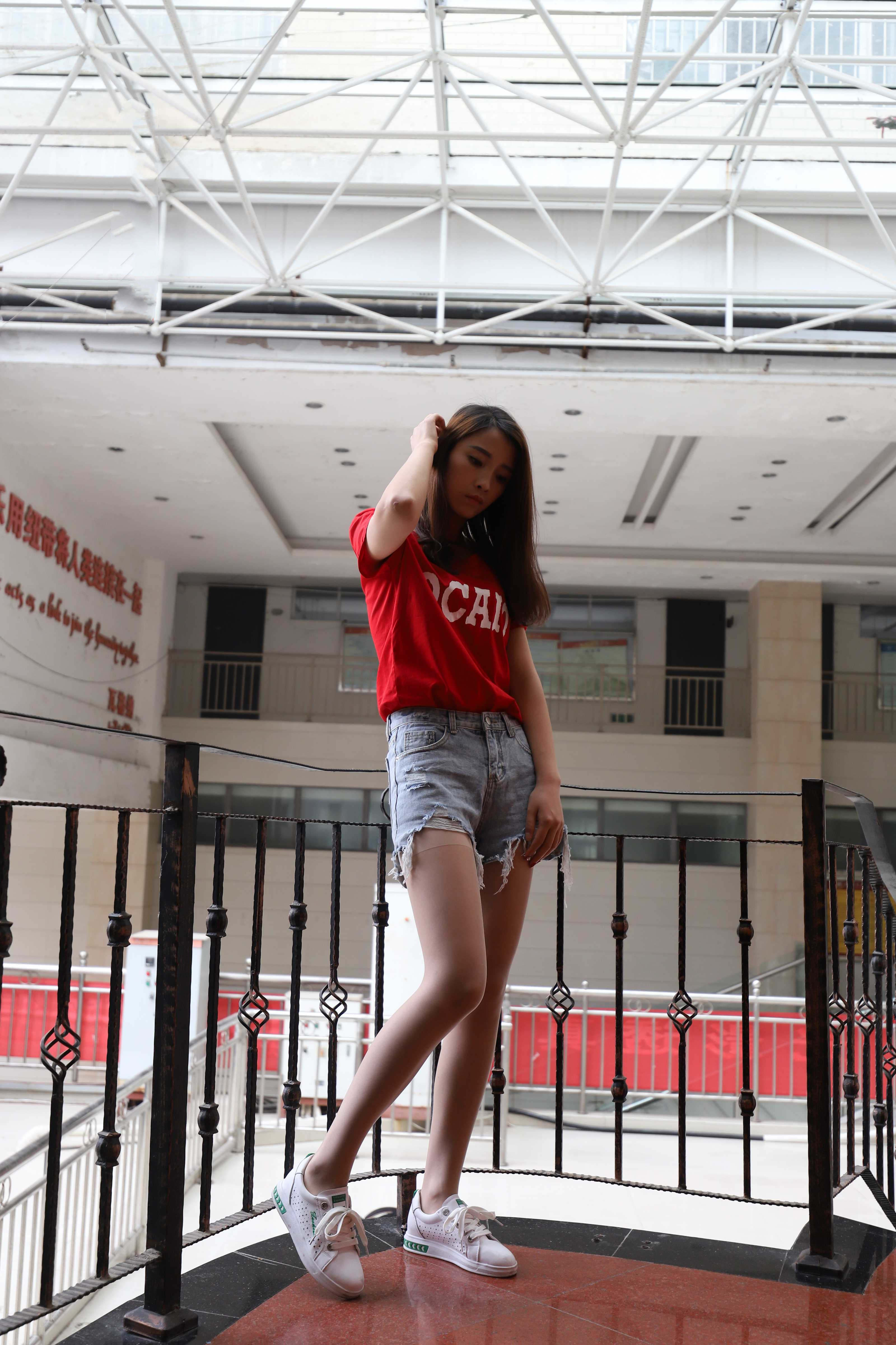 《学妹热裤长丝袜脚》作品图