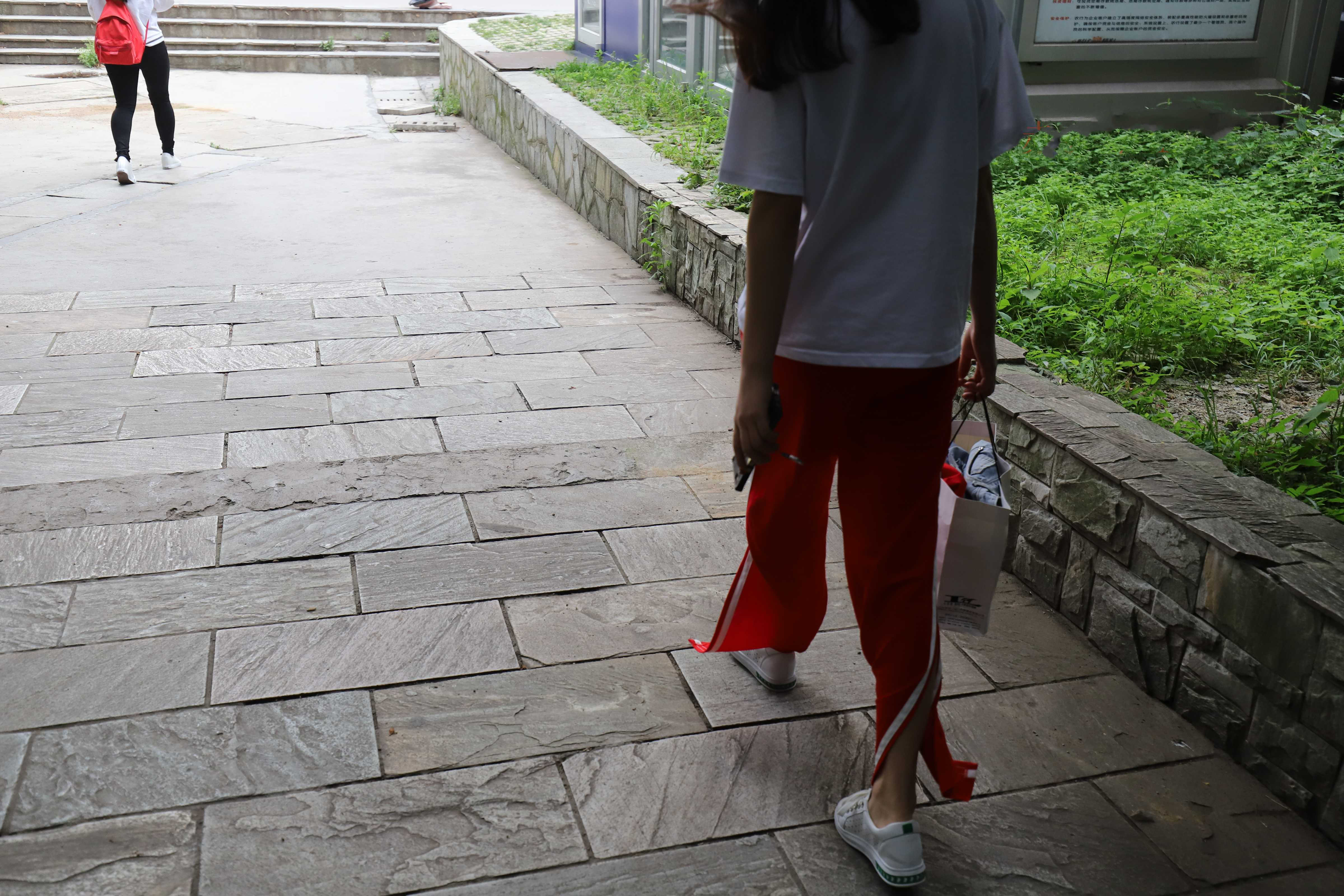 《学妹红裤船袜脚丫》作品图