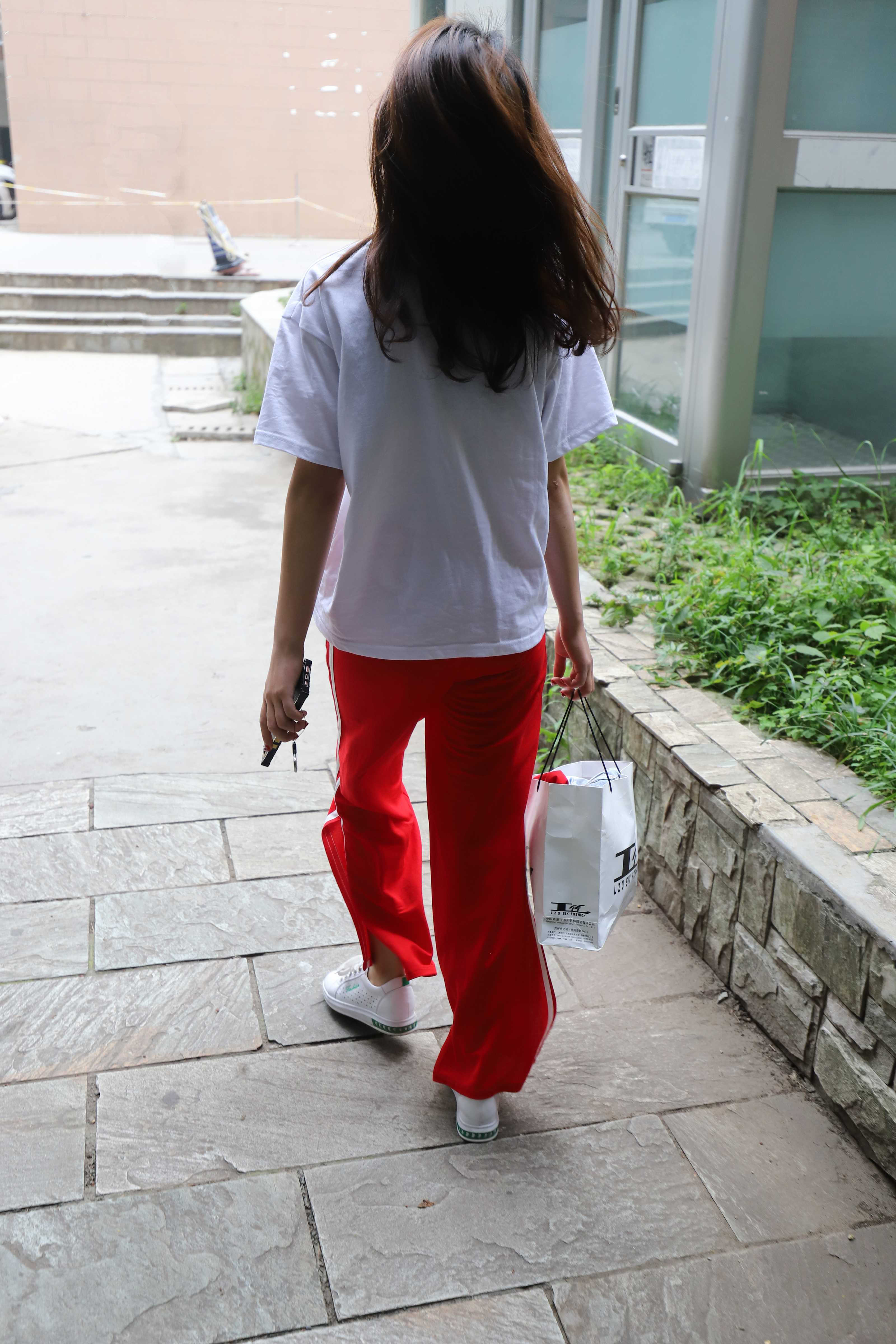 《学妹红裤船袜脚丫》作品图