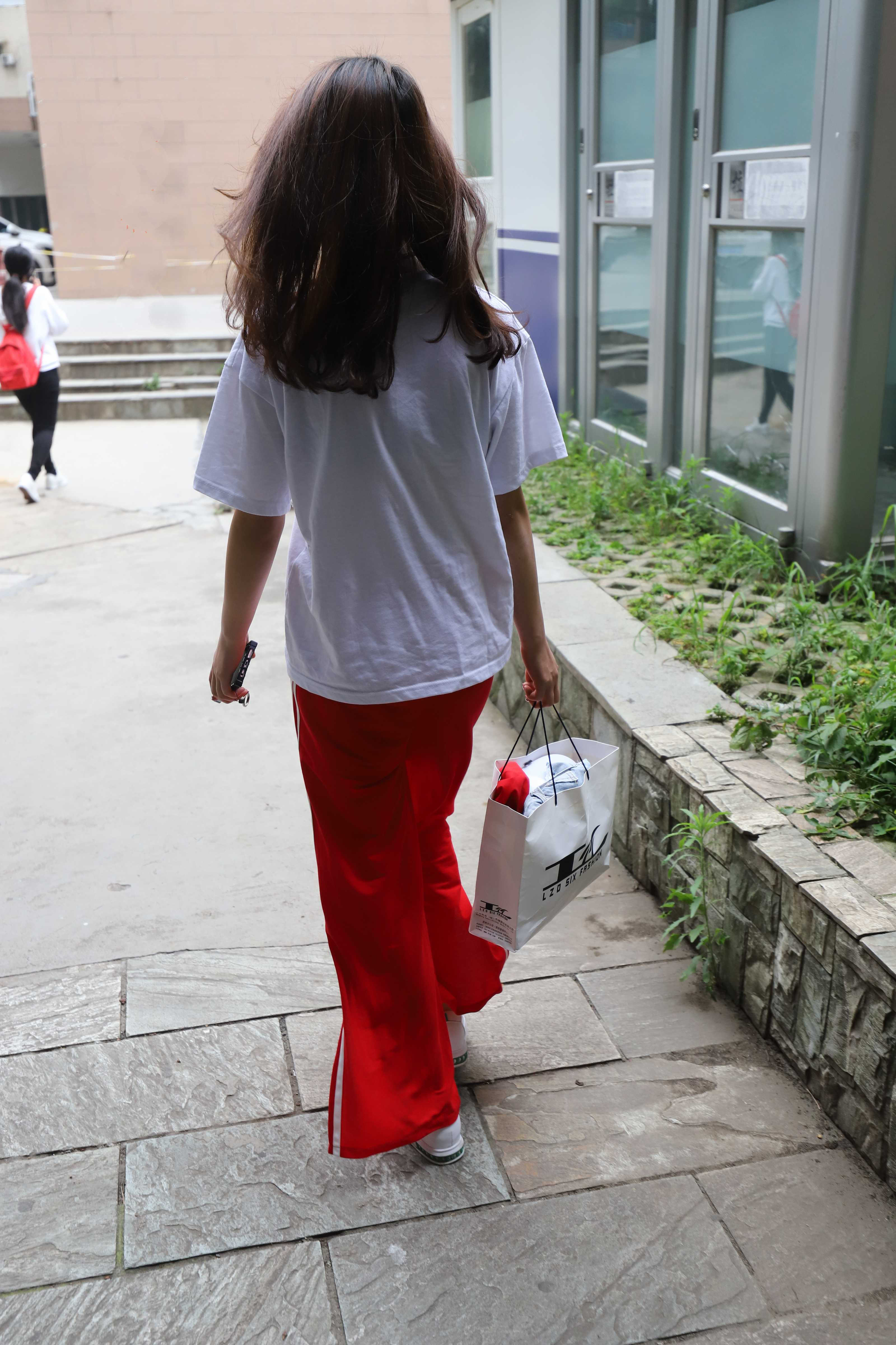 《学妹红裤船袜脚丫》作品图