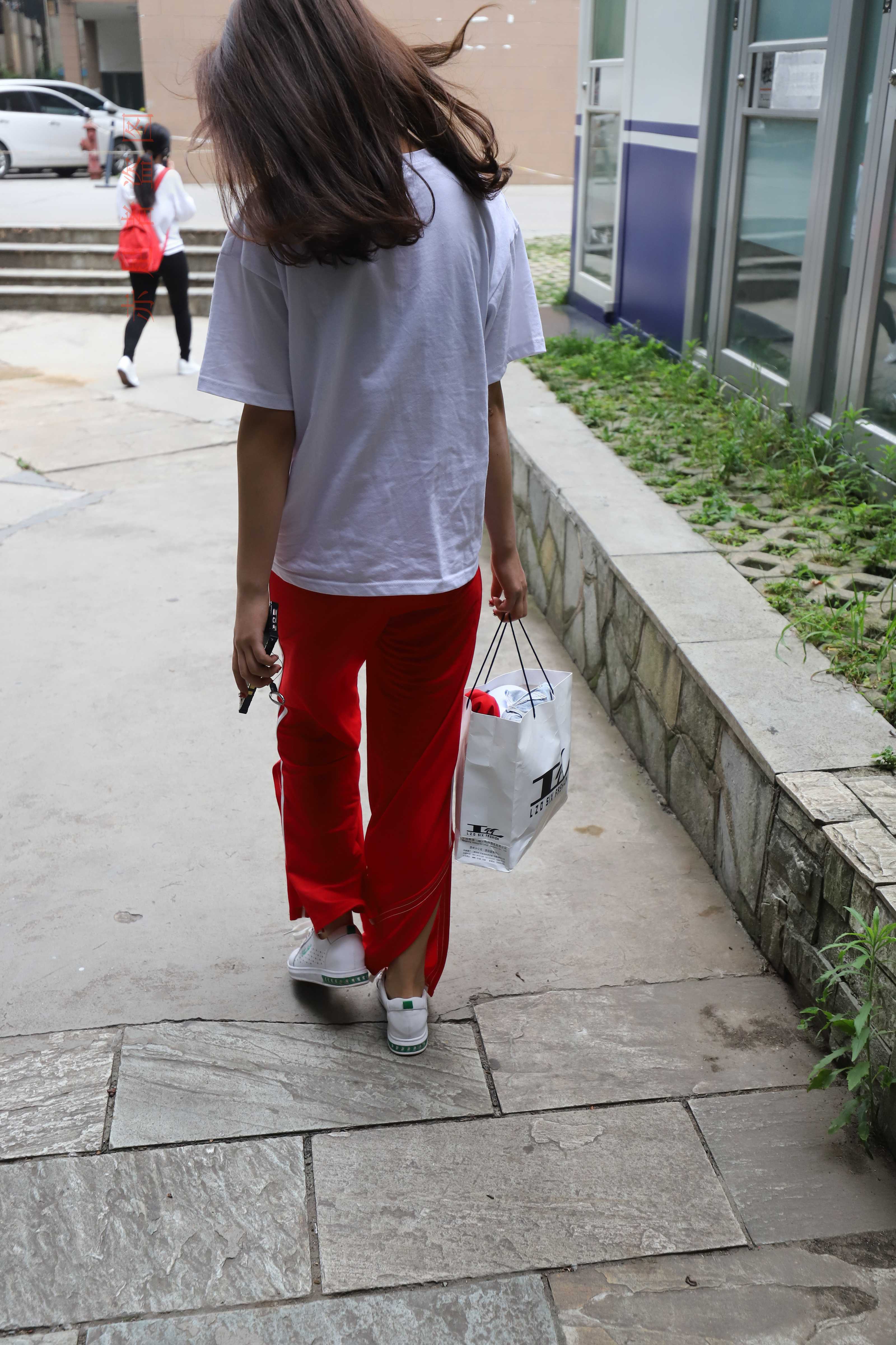 《学妹红裤船袜脚丫》作品图