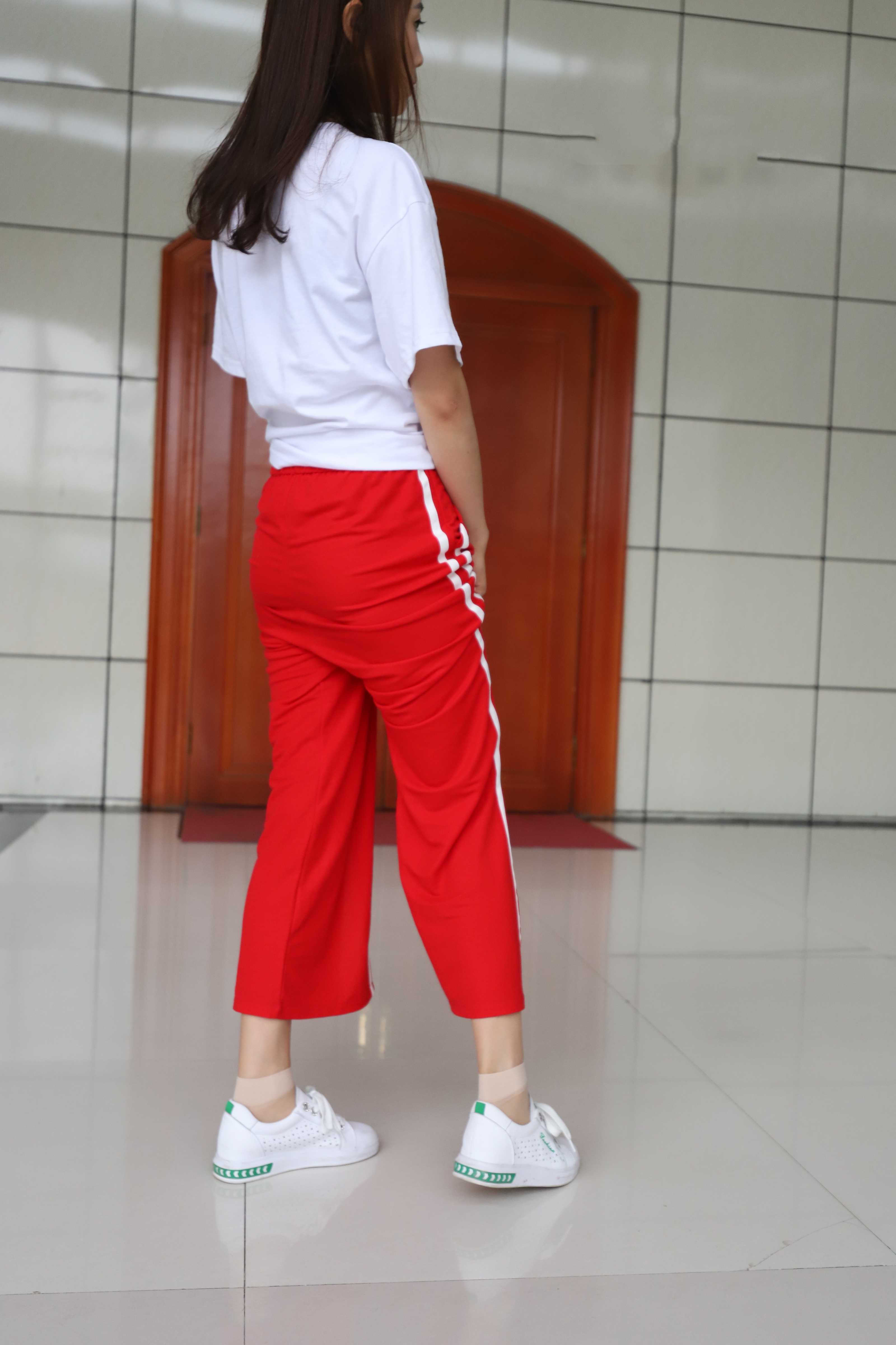 《学妹红裤肉丝袜の裸足脚丫+视频一部》作品图