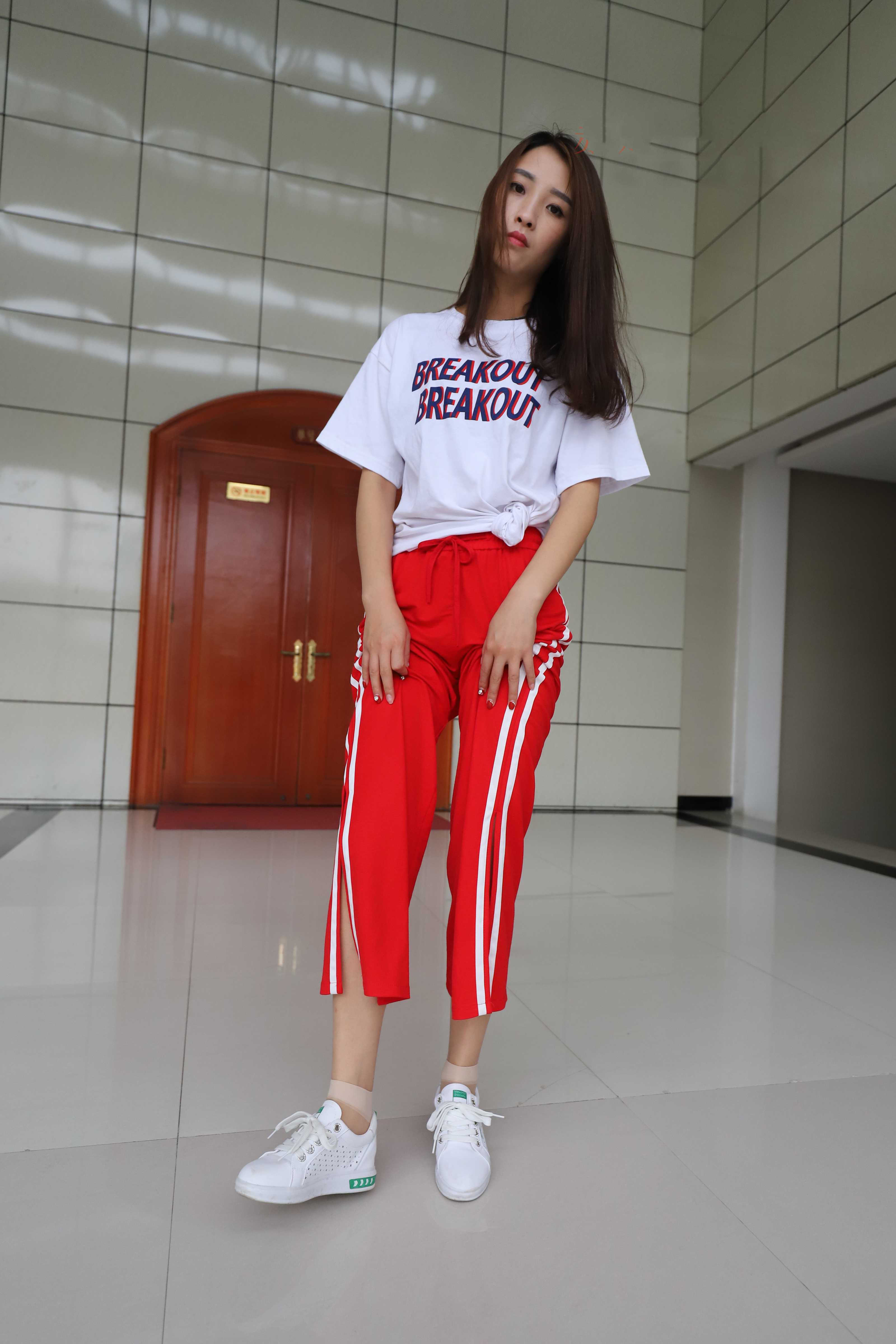 《学妹红裤肉丝袜の裸足脚丫+视频一部》作品图