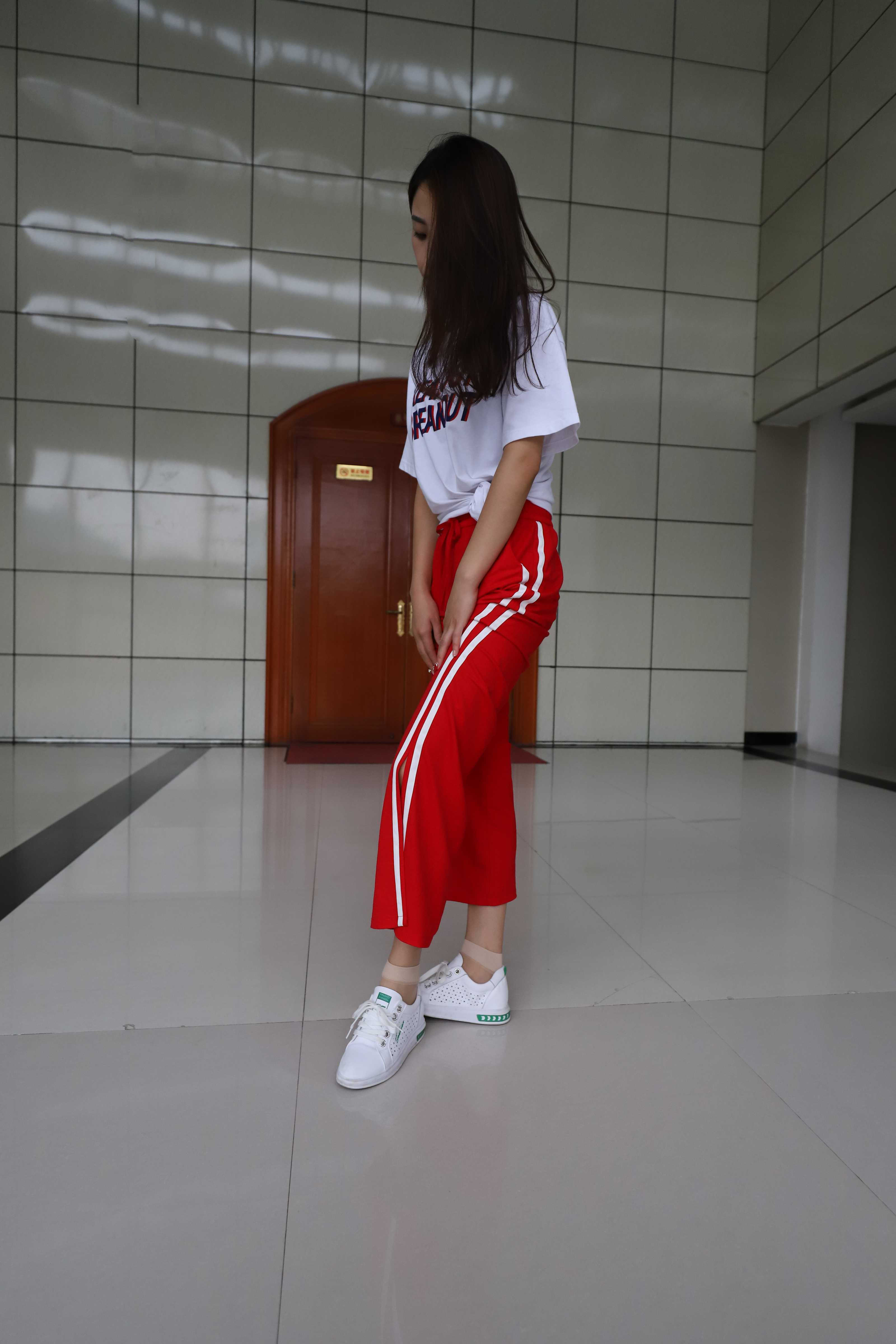 《学妹红裤肉丝袜の裸足脚丫+视频一部》作品图