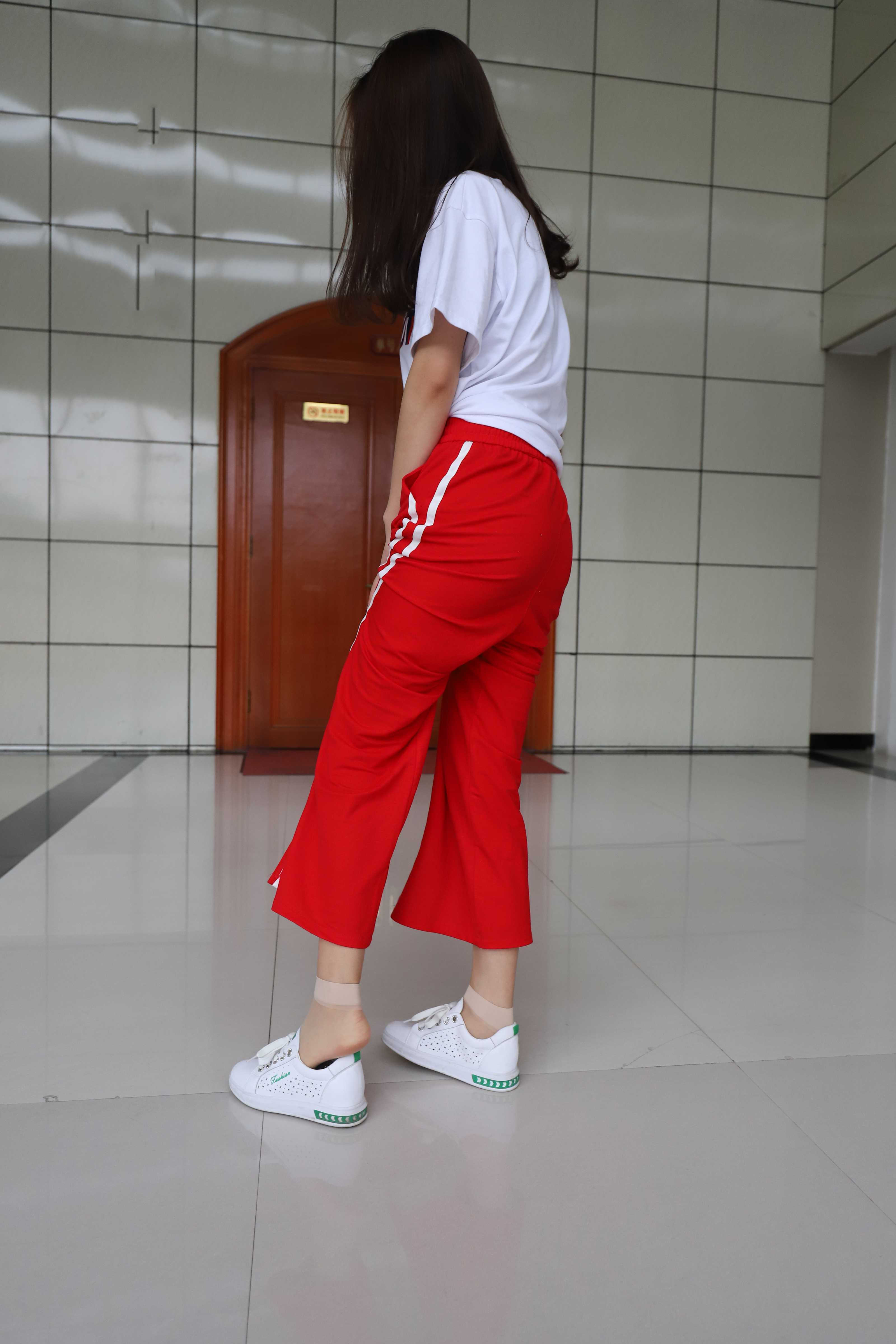 《学妹红裤肉丝袜の裸足脚丫+视频一部》作品图