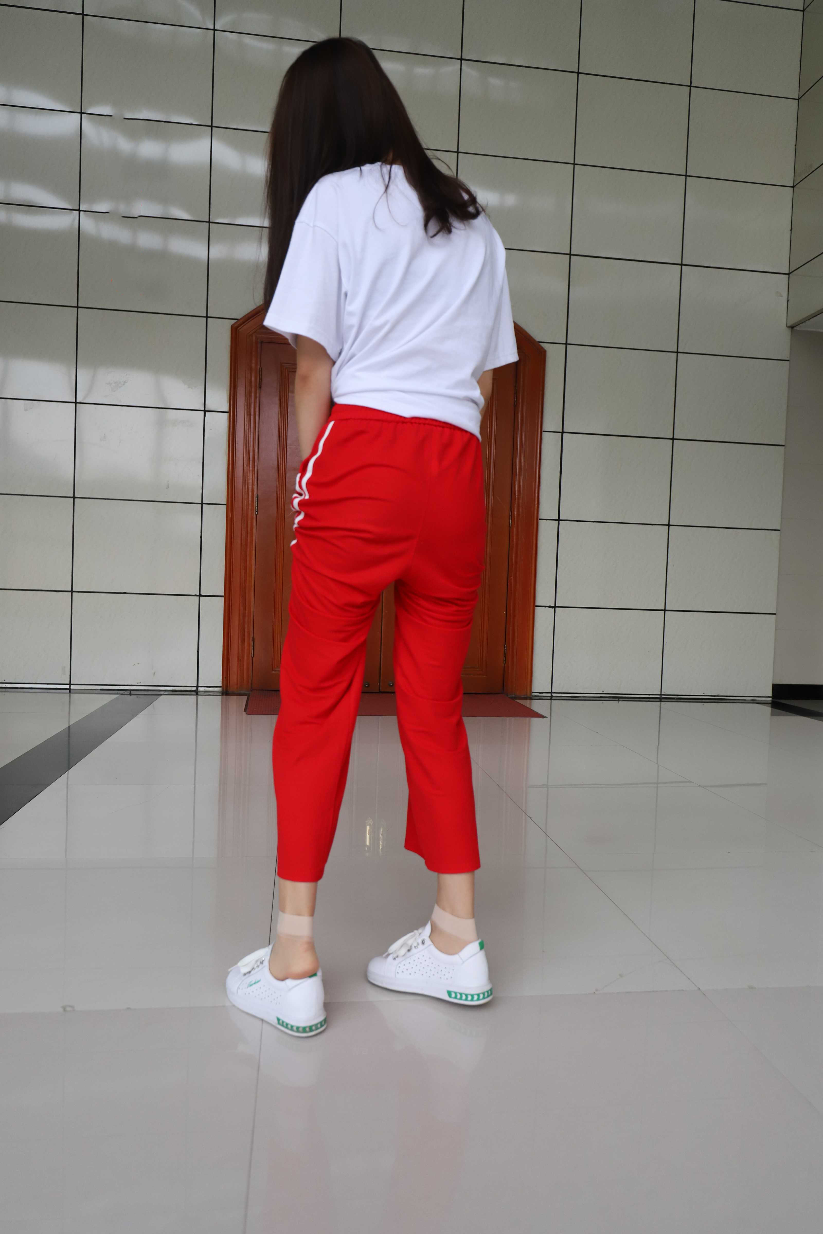 《学妹红裤肉丝袜の裸足脚丫+视频一部》作品图