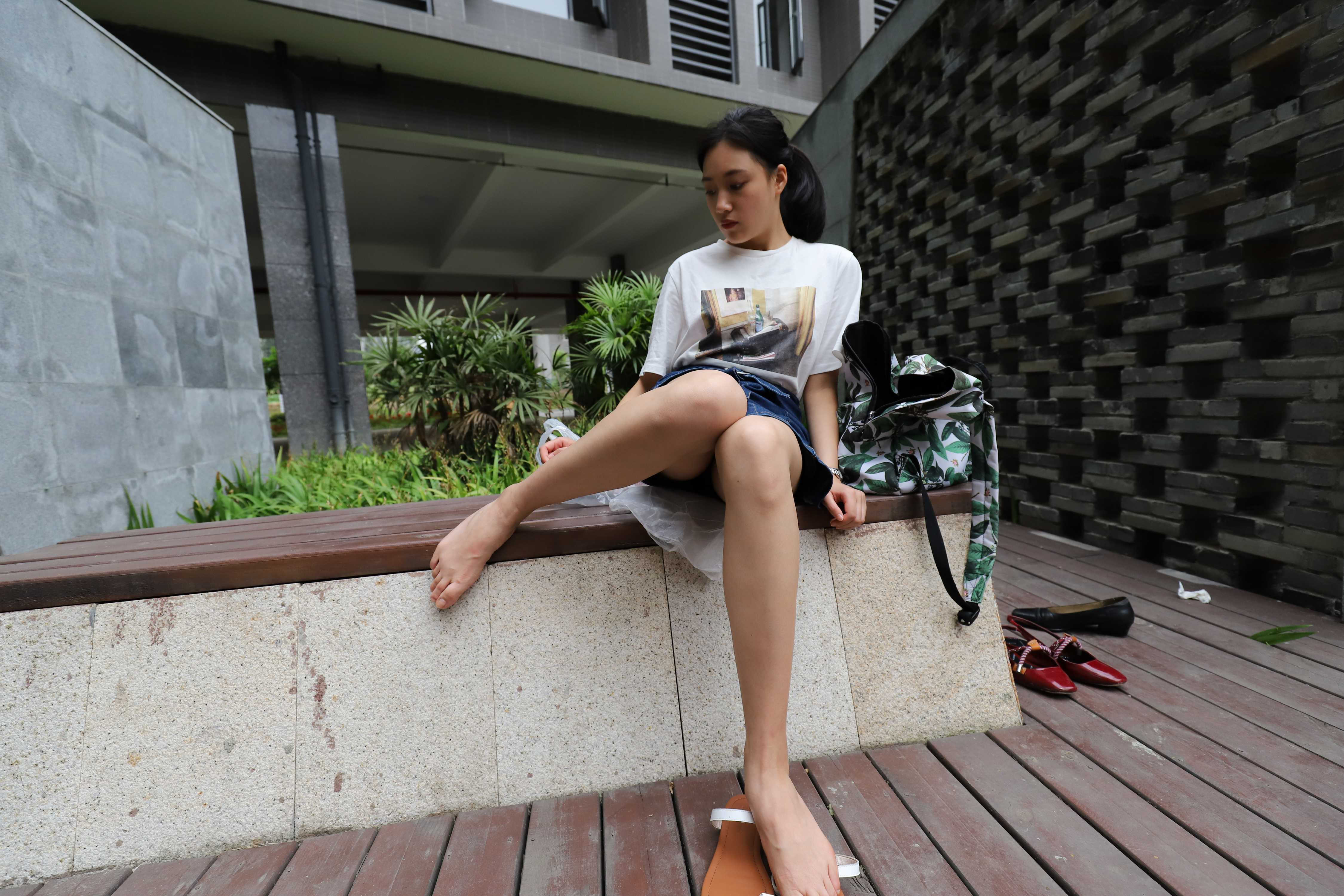 《大眼妹热裤裸足凉拖脚丫》作品图