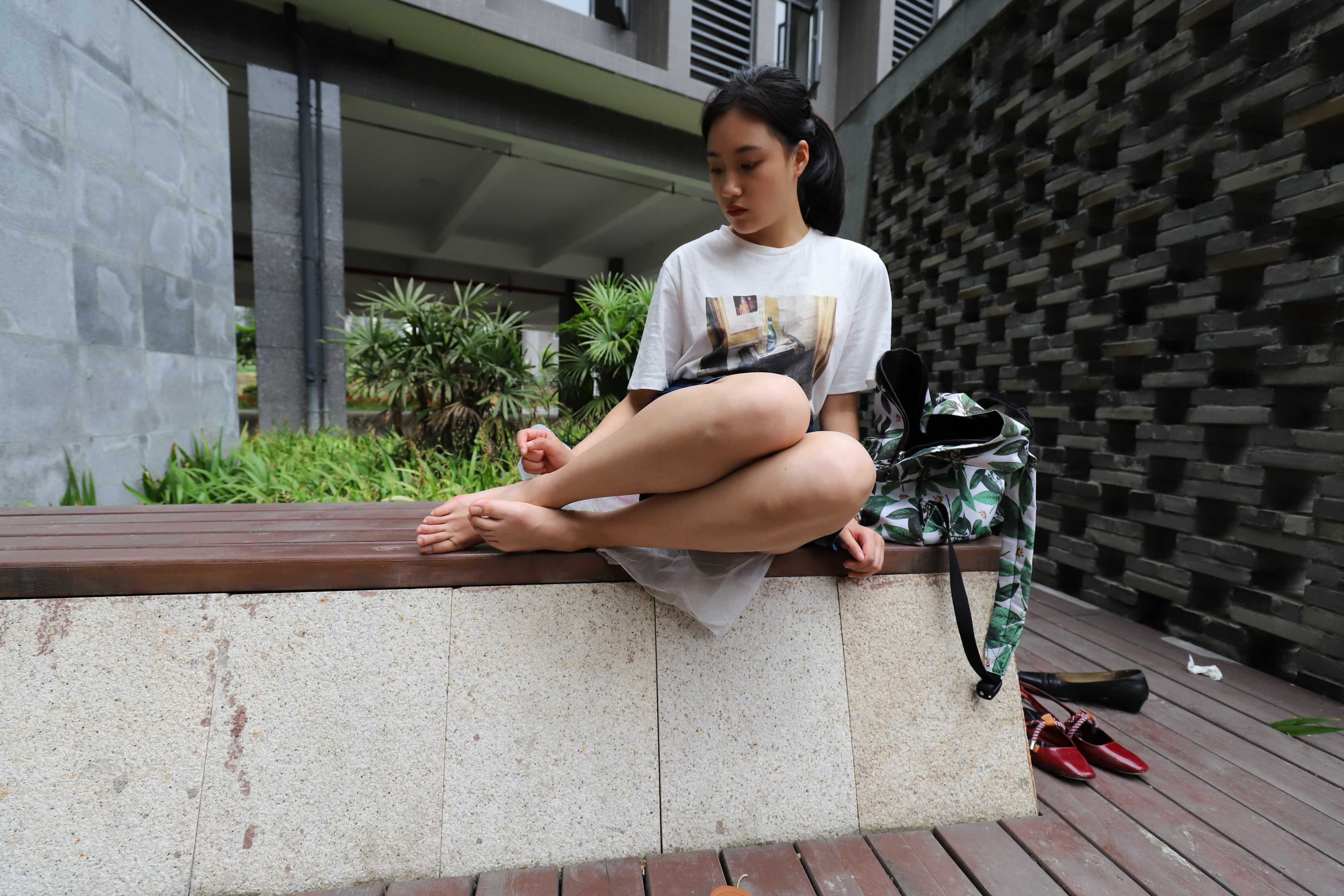 《大眼妹热裤裸足凉拖脚丫》作品图