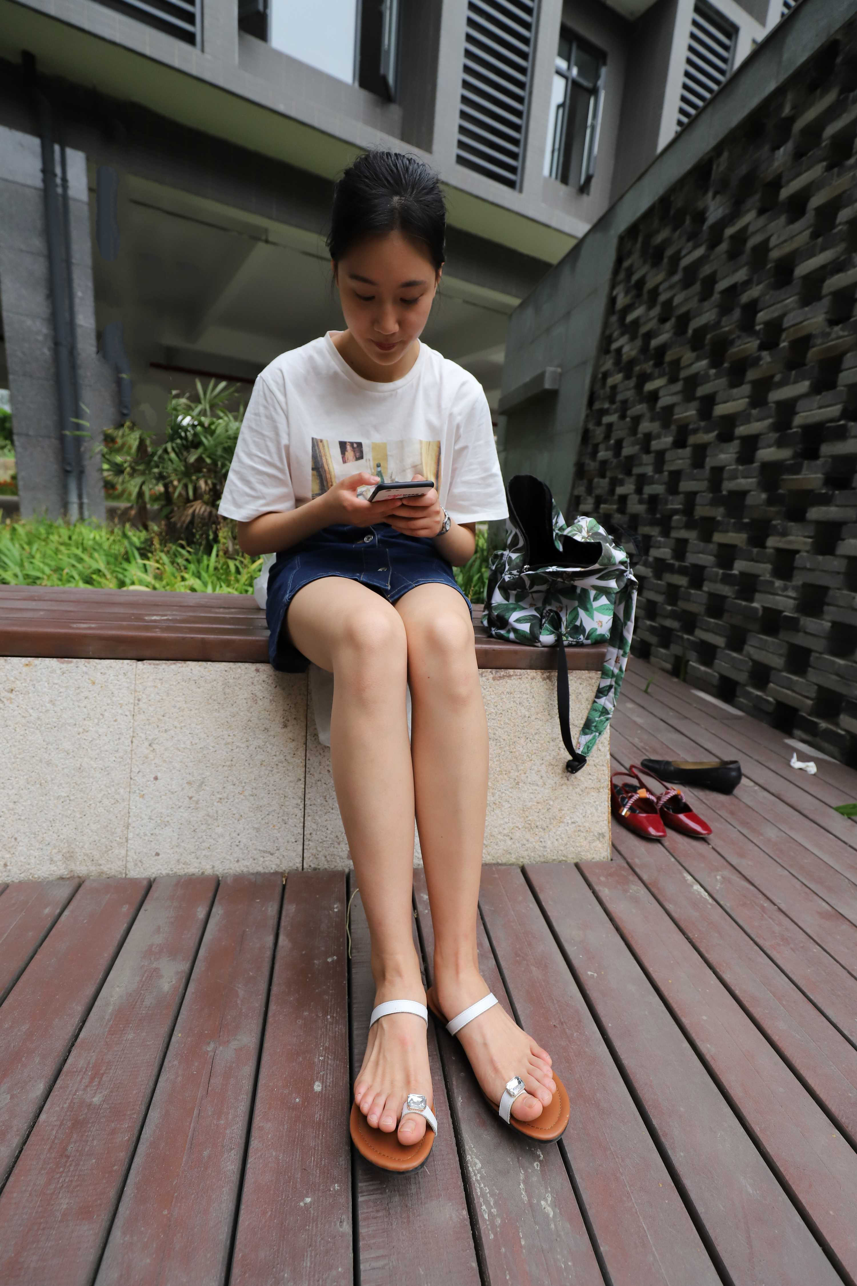 《大眼妹热裤裸足凉拖脚丫》作品图