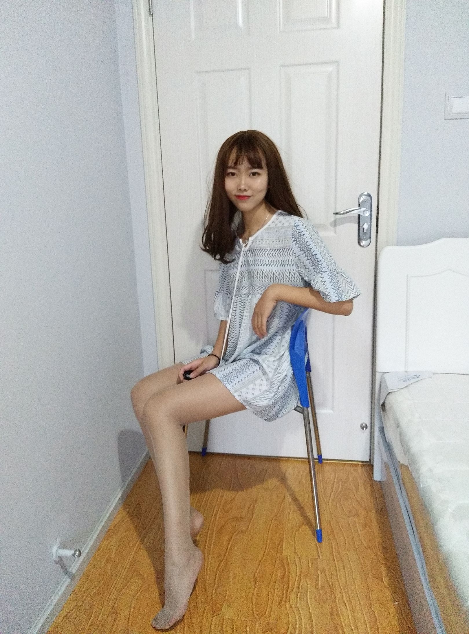 《寝室丝袜脚丫自拍》作品图