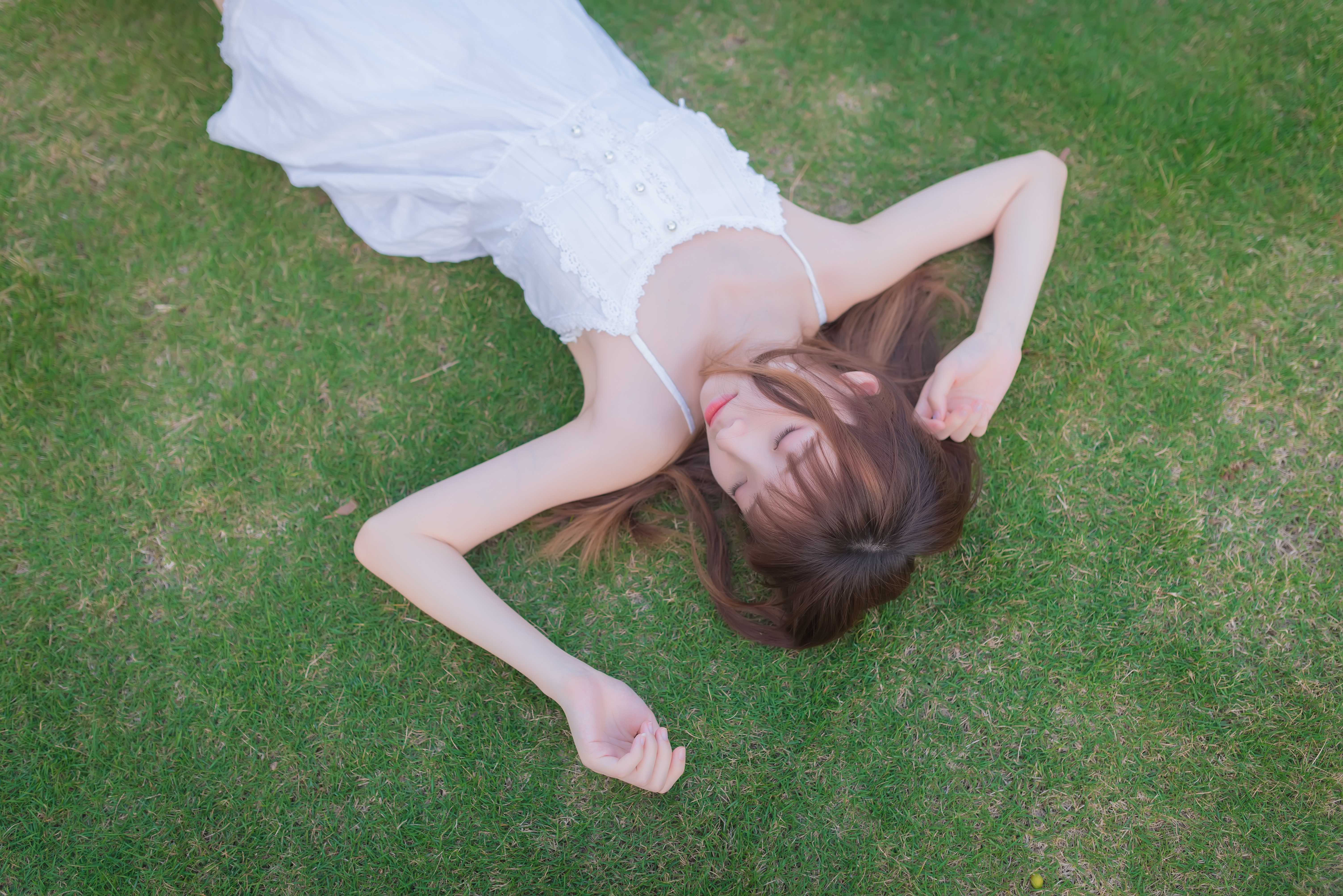 《夏日踏青の裸足脚丫》作品图