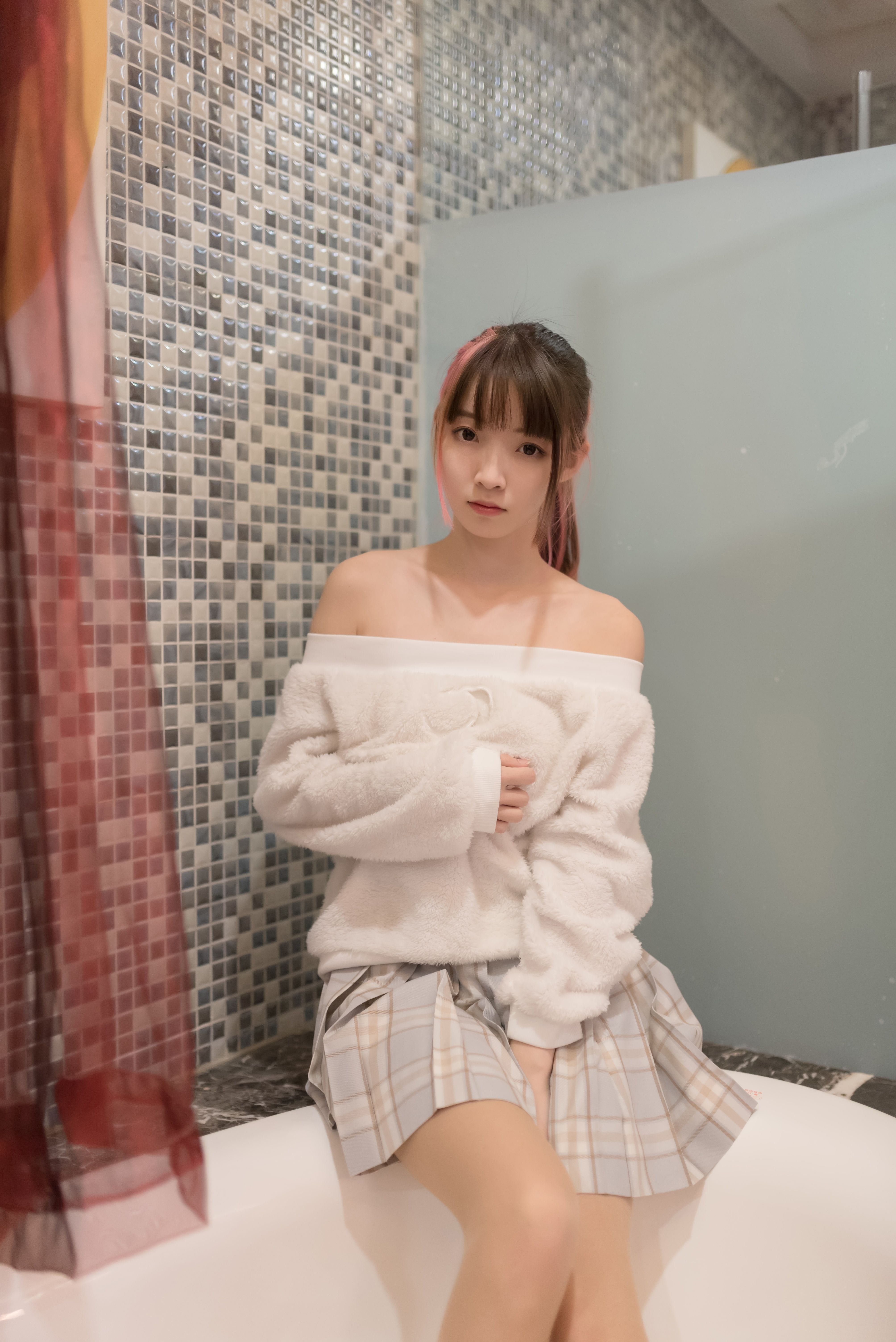 《浴缸丝袜脚》作品图