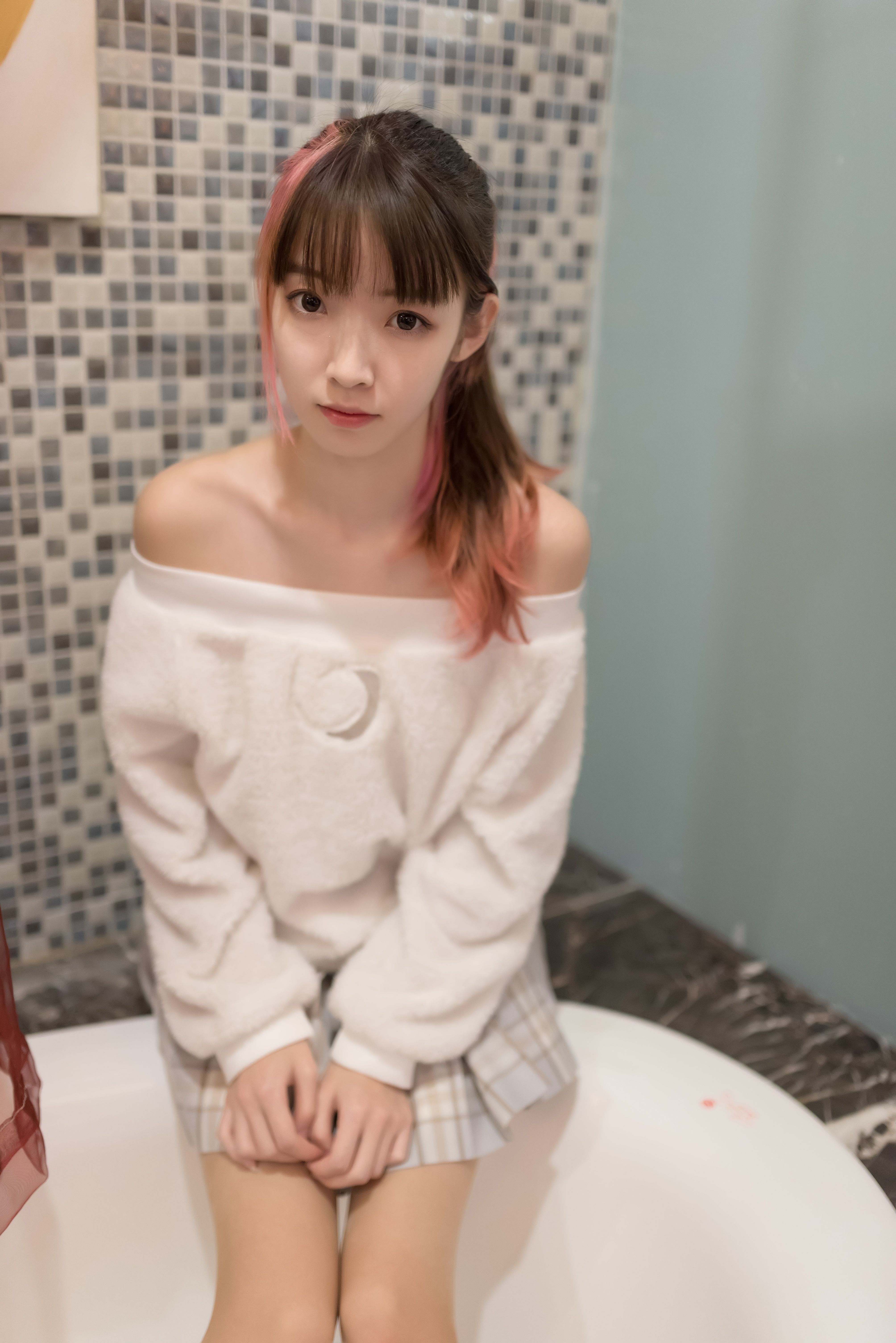 《浴缸丝袜脚》作品图