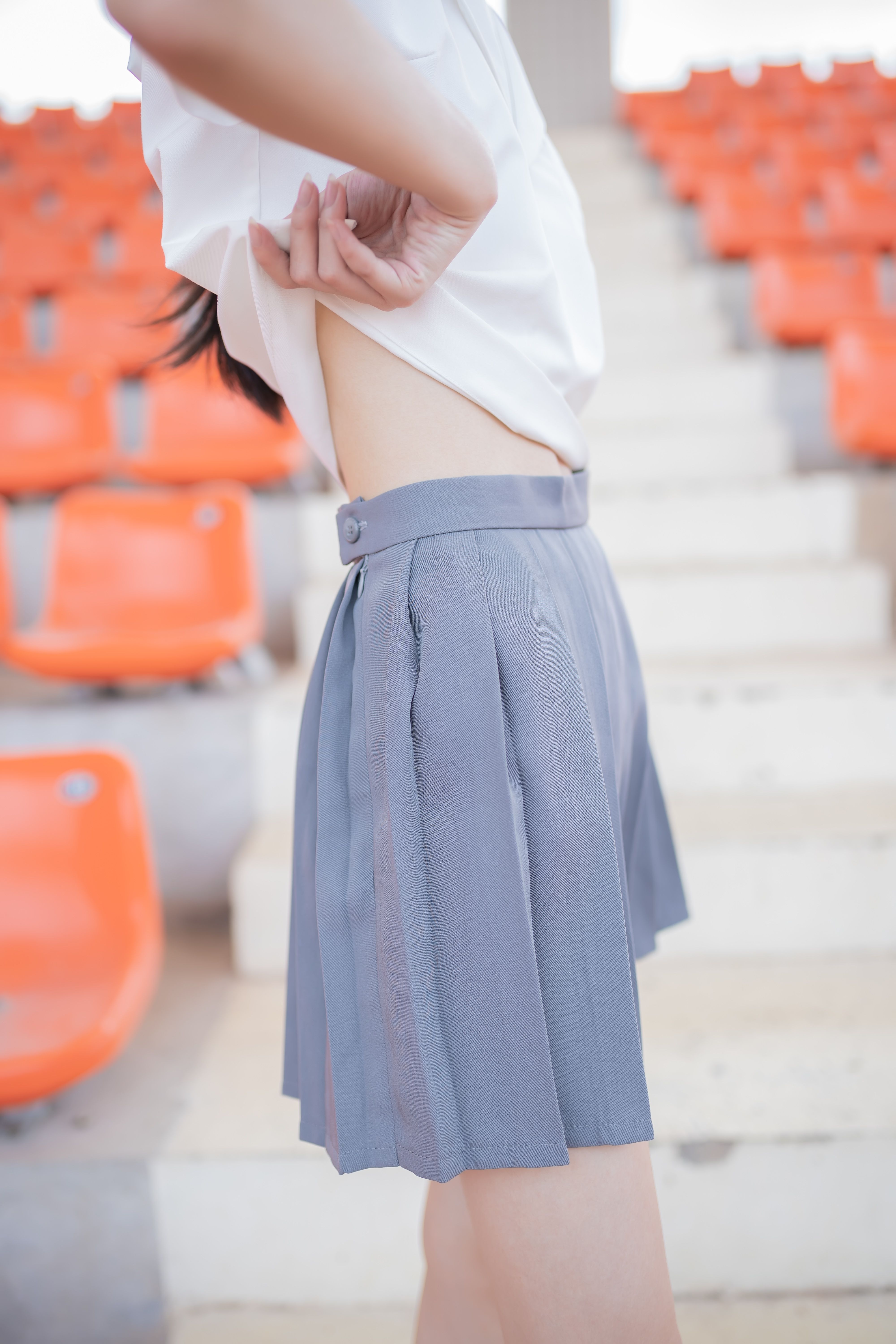 《运动场赤皮鞋の裸足脚丫》作品图