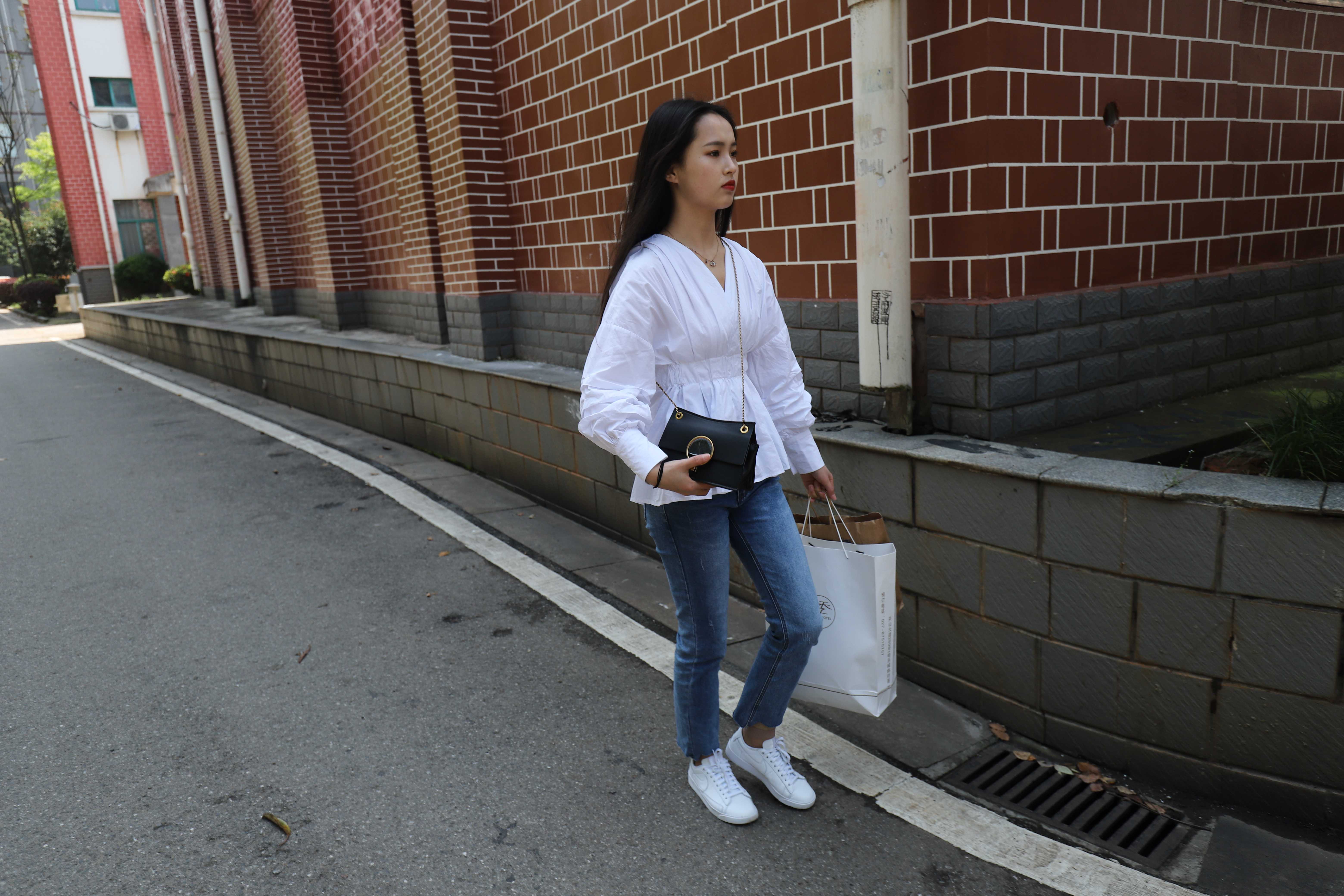 《公园阶梯板鞋丝袜脚》作品图