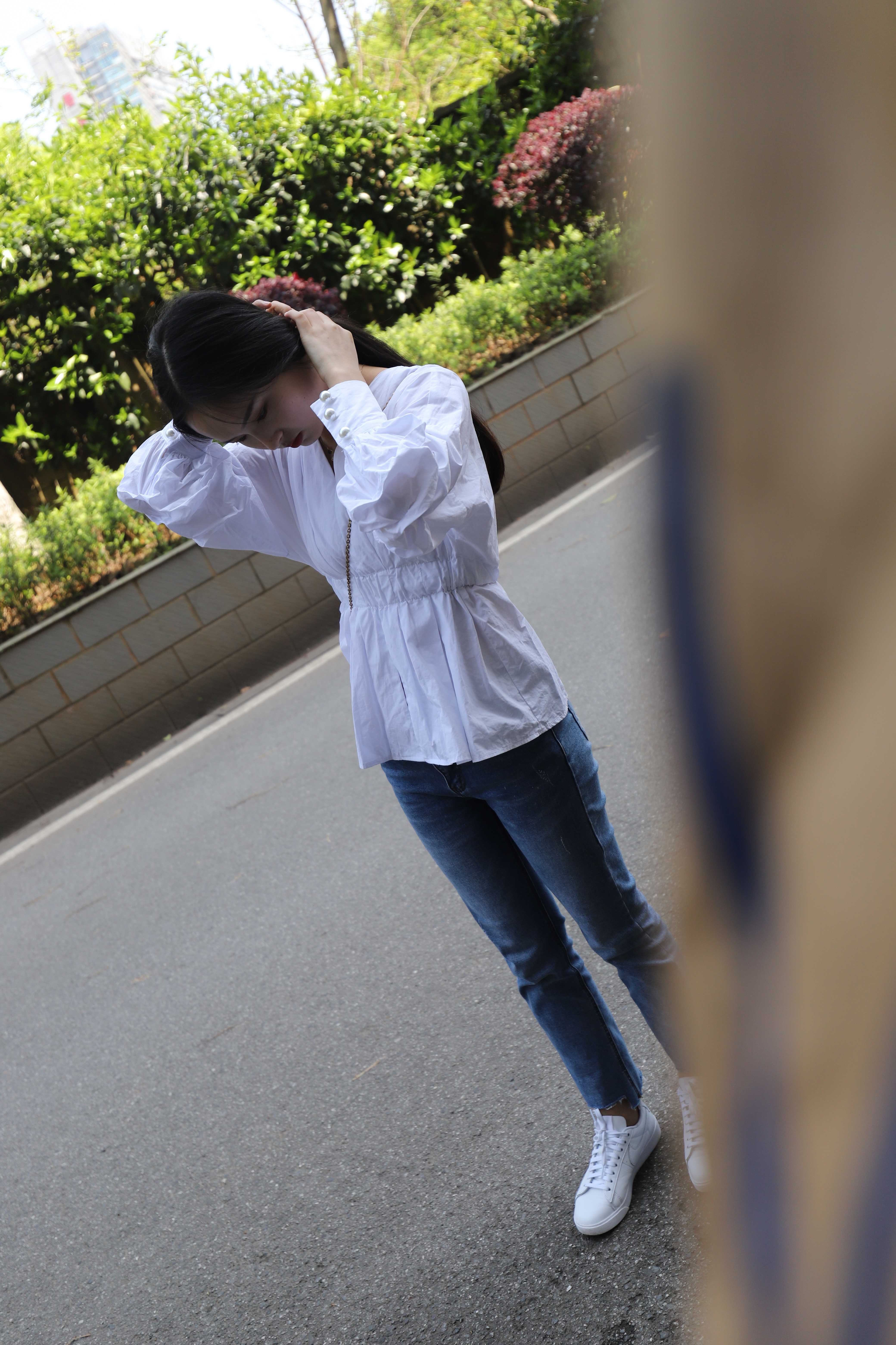 《公园阶梯板鞋丝袜脚》作品图