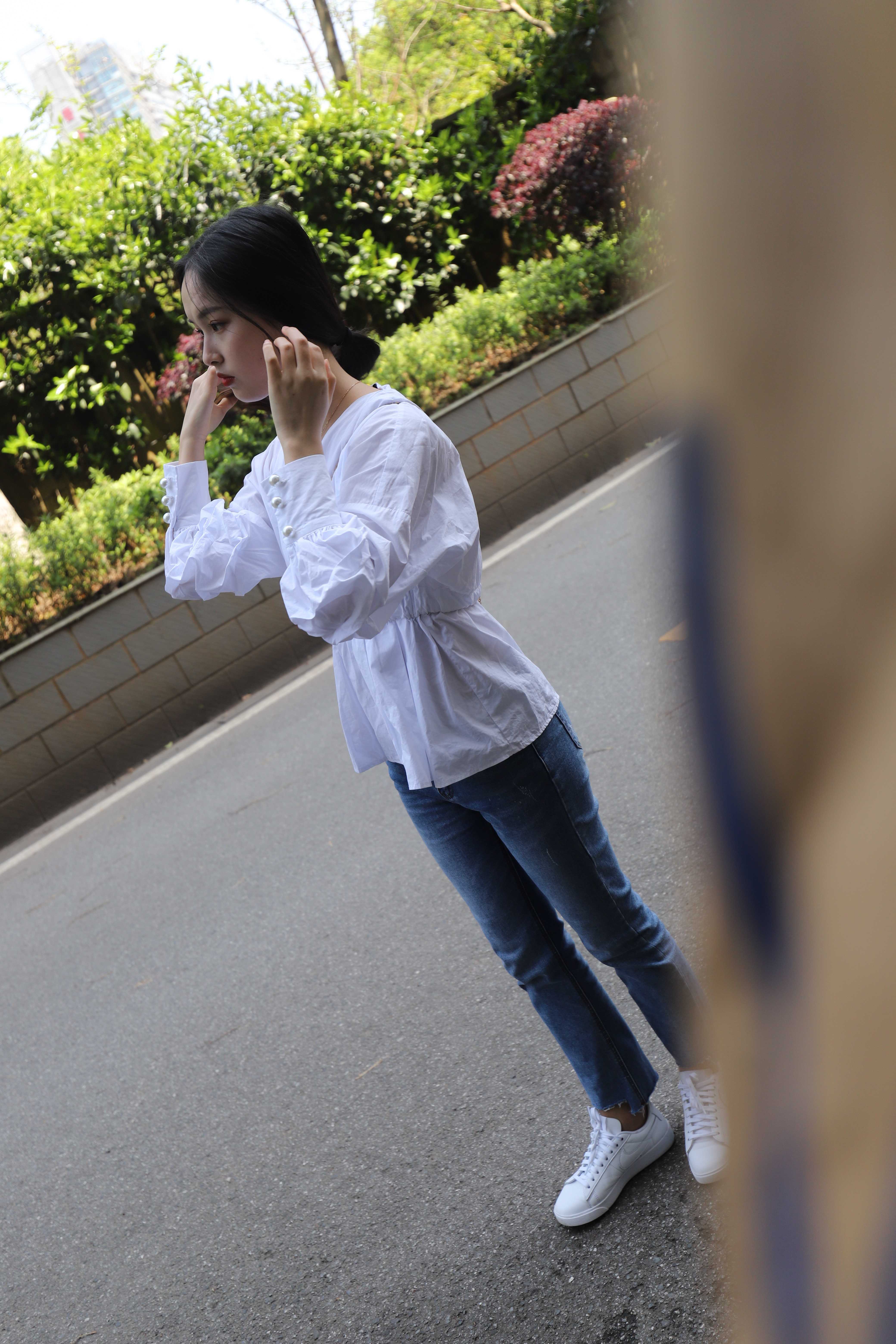 《公园阶梯板鞋丝袜脚》作品图