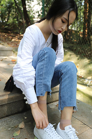 衬衣牛仔の板鞋丝袜脚