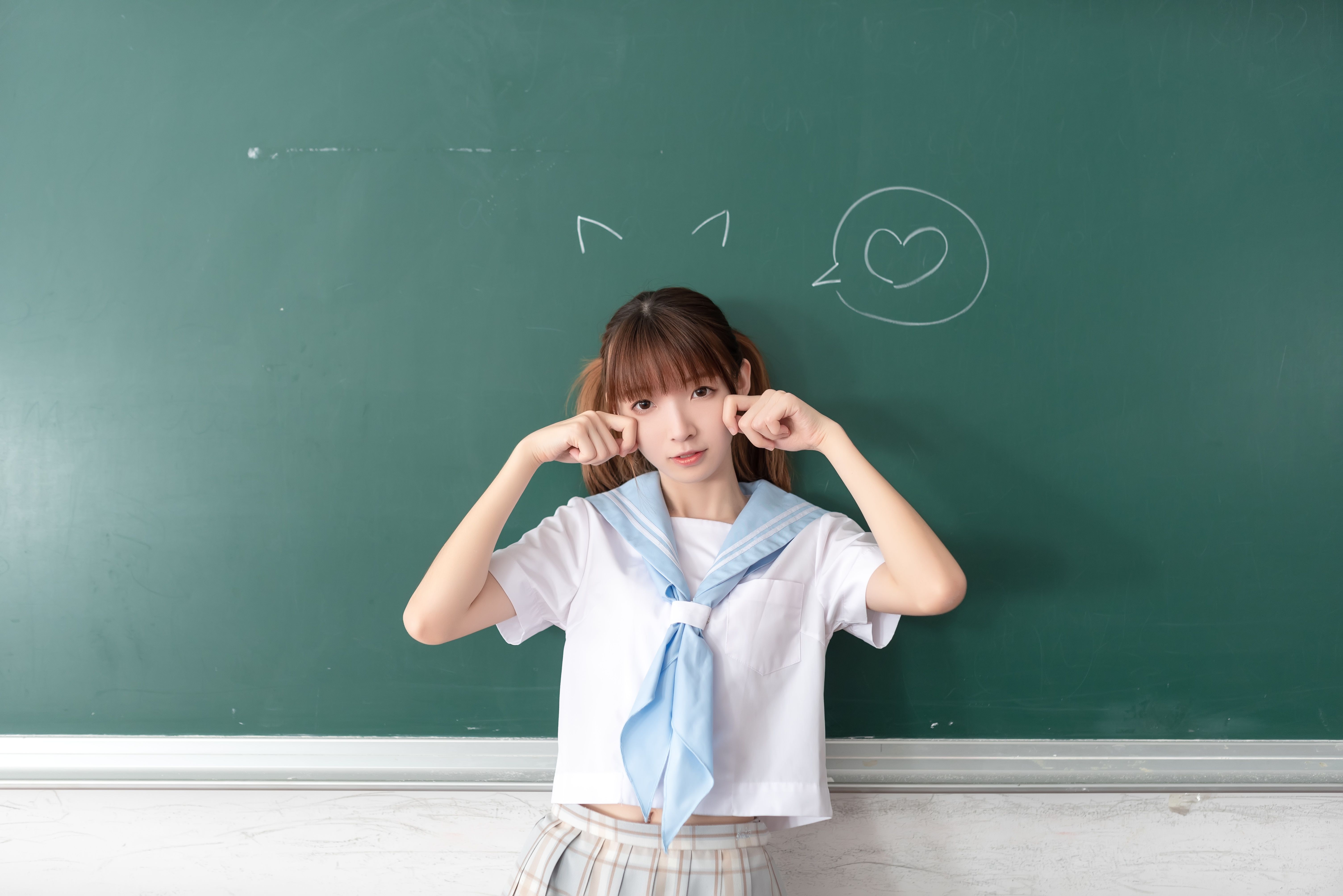 《教室越拍长白丝袜脚》作品图