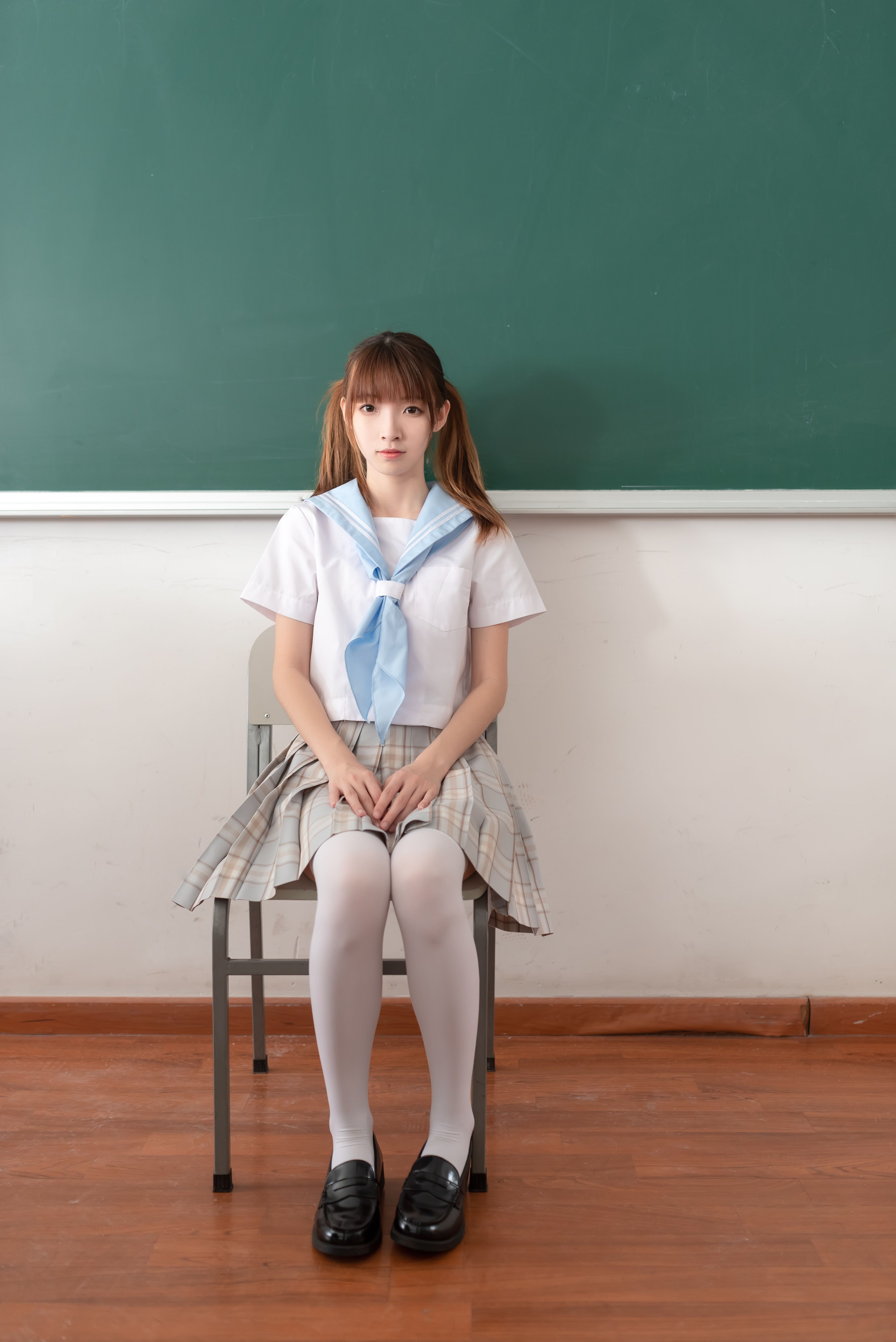 《教室越拍长白丝袜脚》作品图