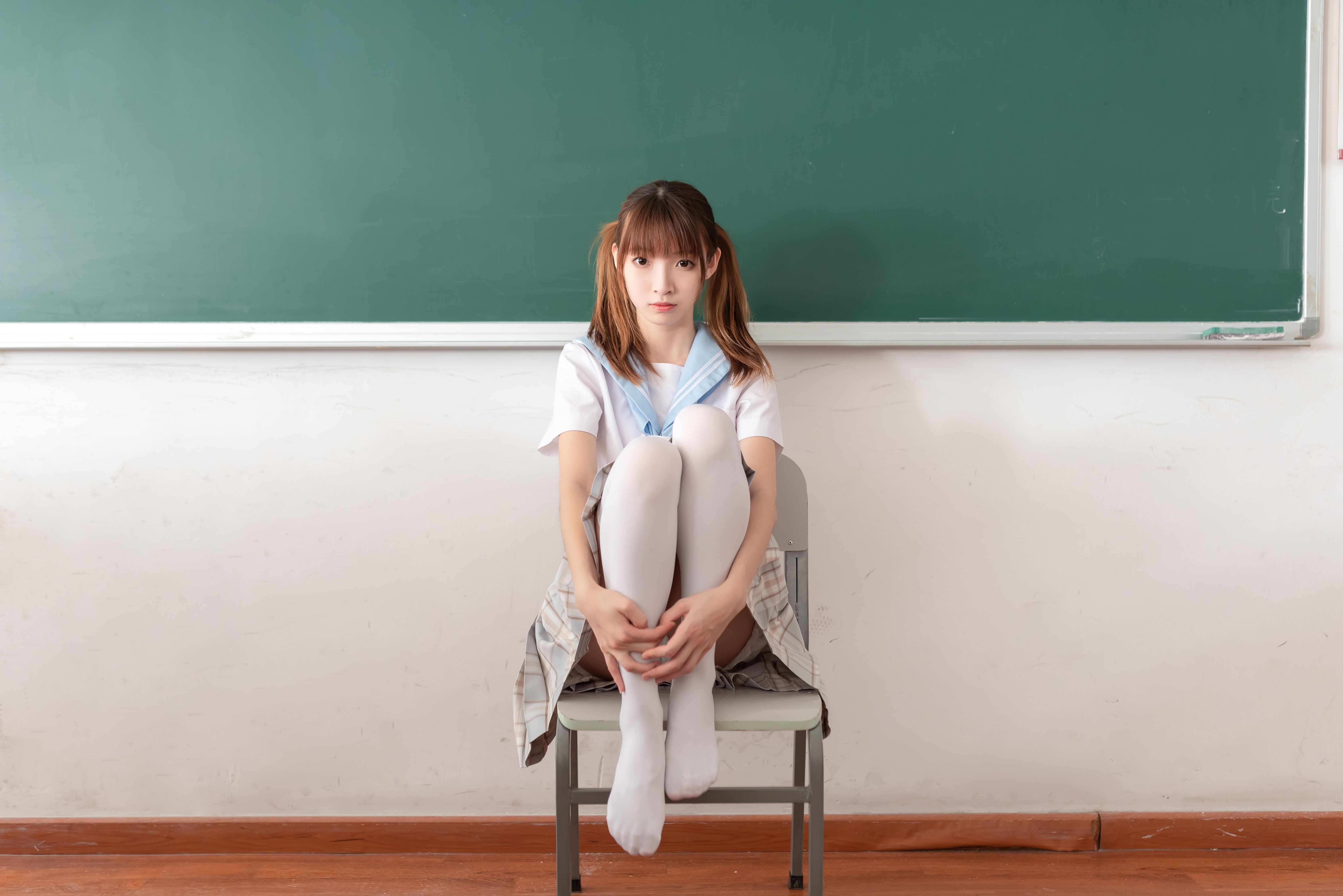 《教室越拍长白丝袜脚》作品图
