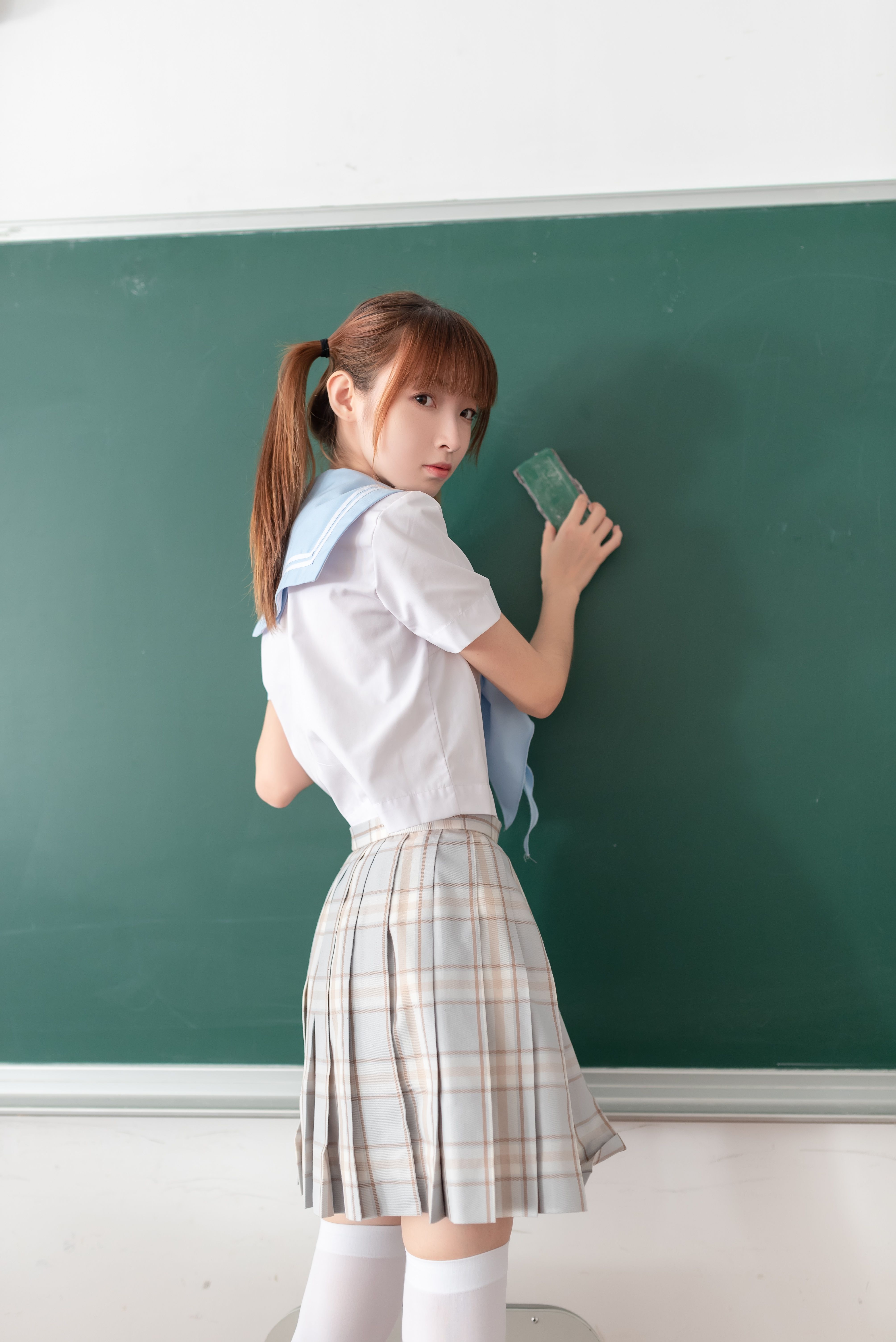 《教室越拍长白丝袜脚》作品图