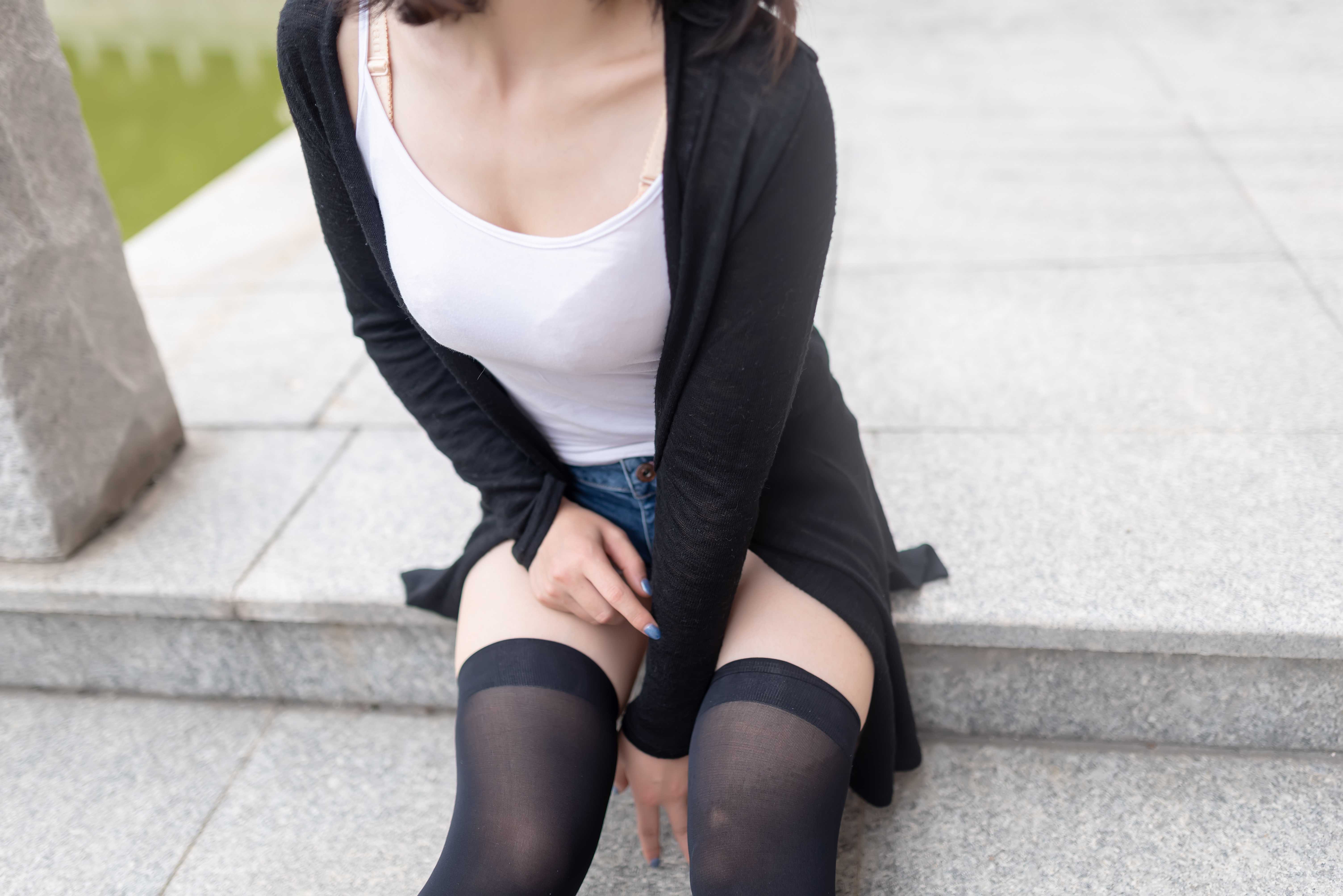 《热裤运动鞋の长黑丝脚丫》作品图