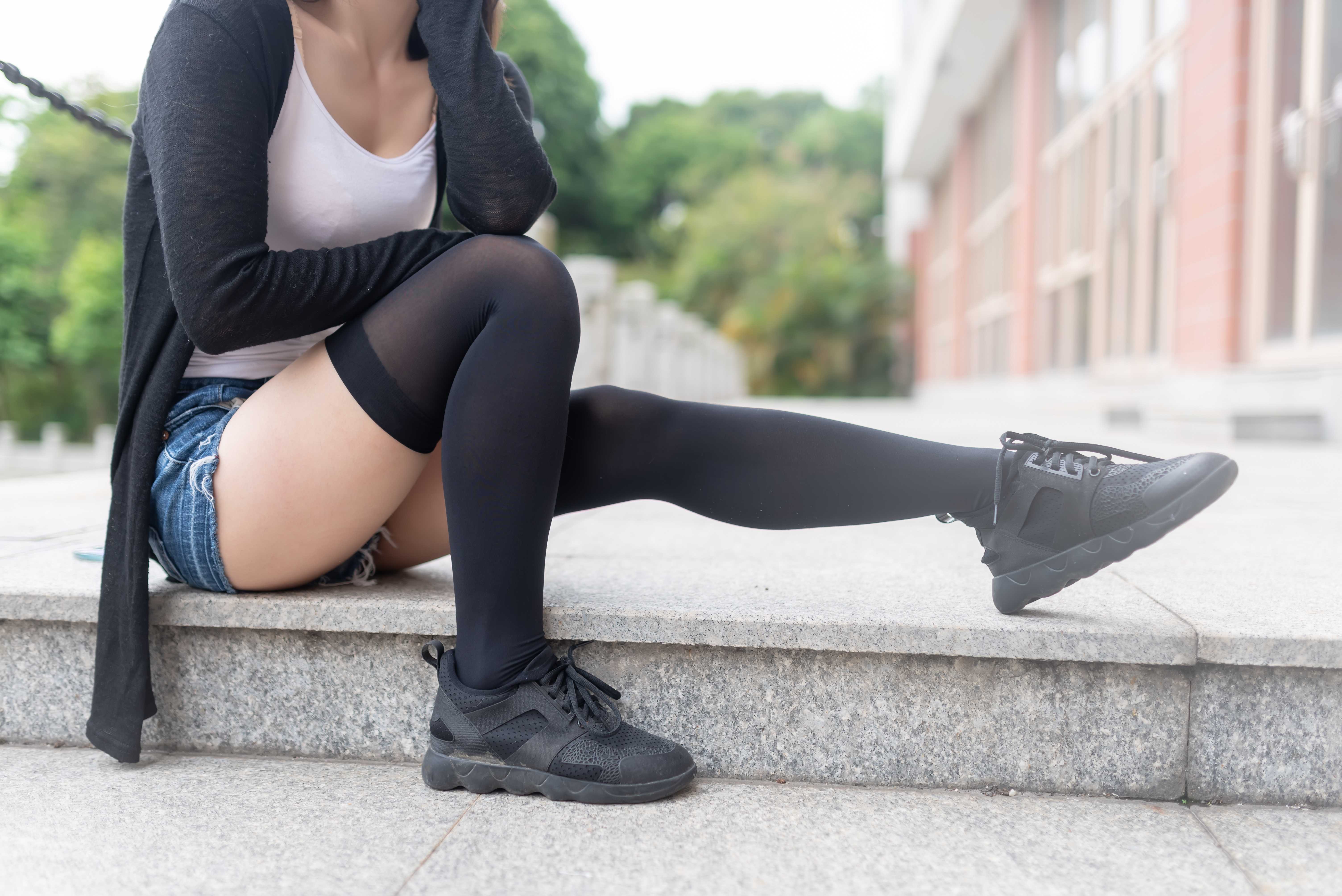 《热裤运动鞋の长黑丝脚丫》作品图