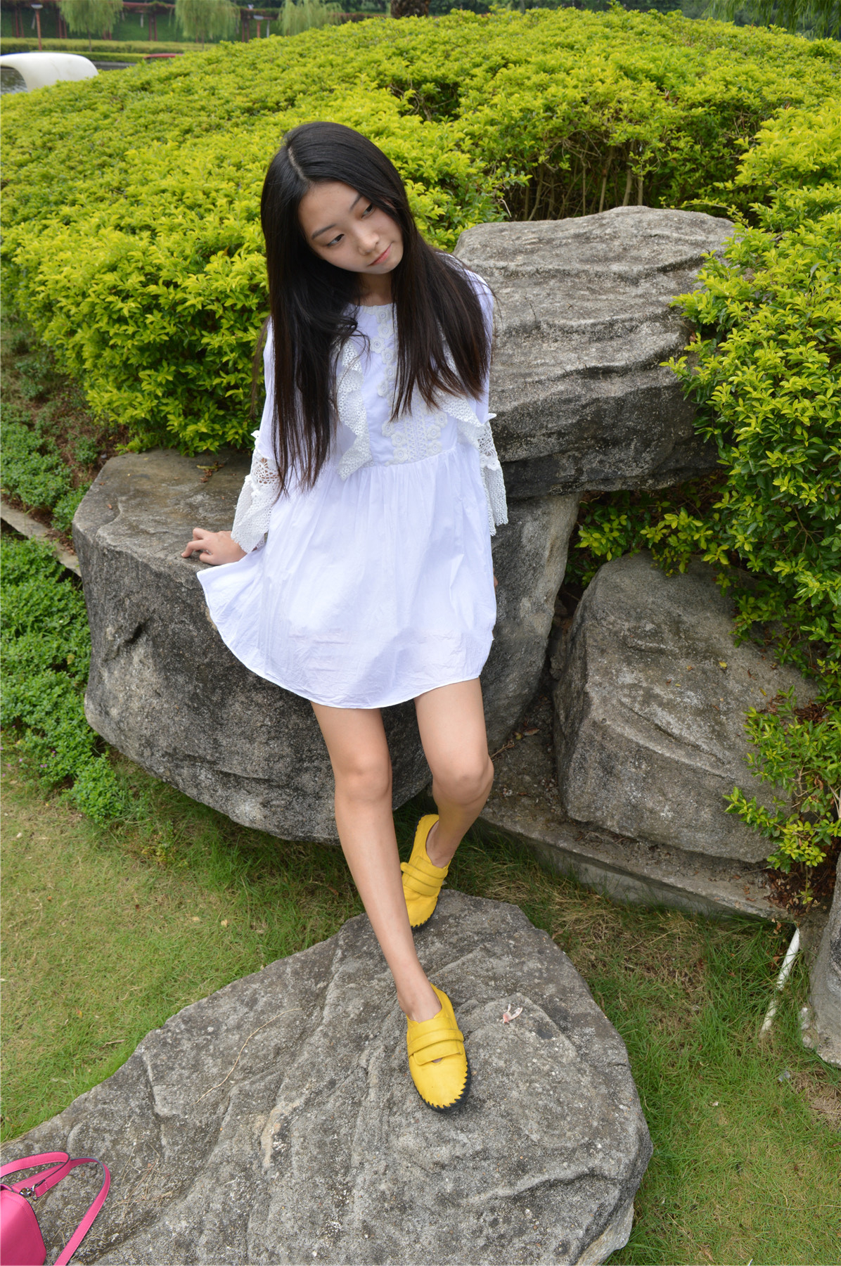 《邻家小萌妹裸足踏青》作品图