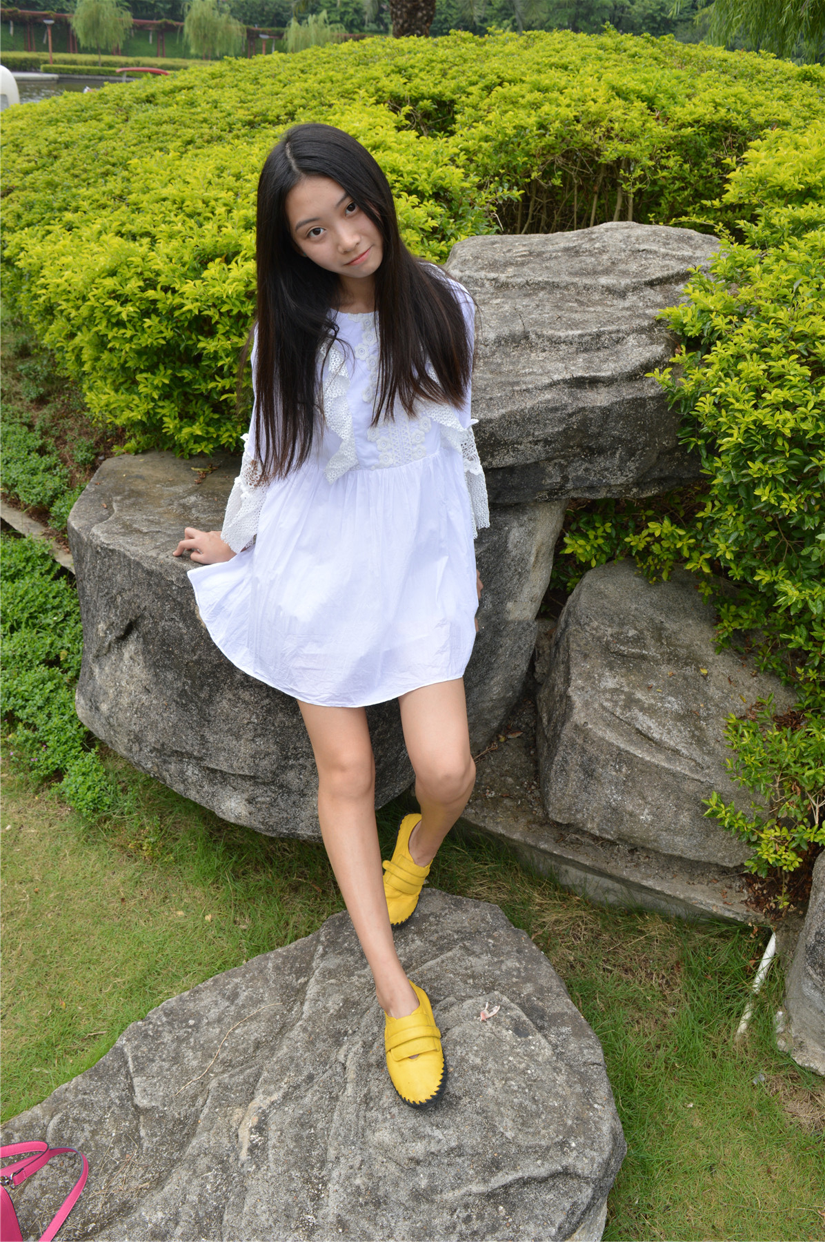 《邻家小萌妹裸足踏青》作品图