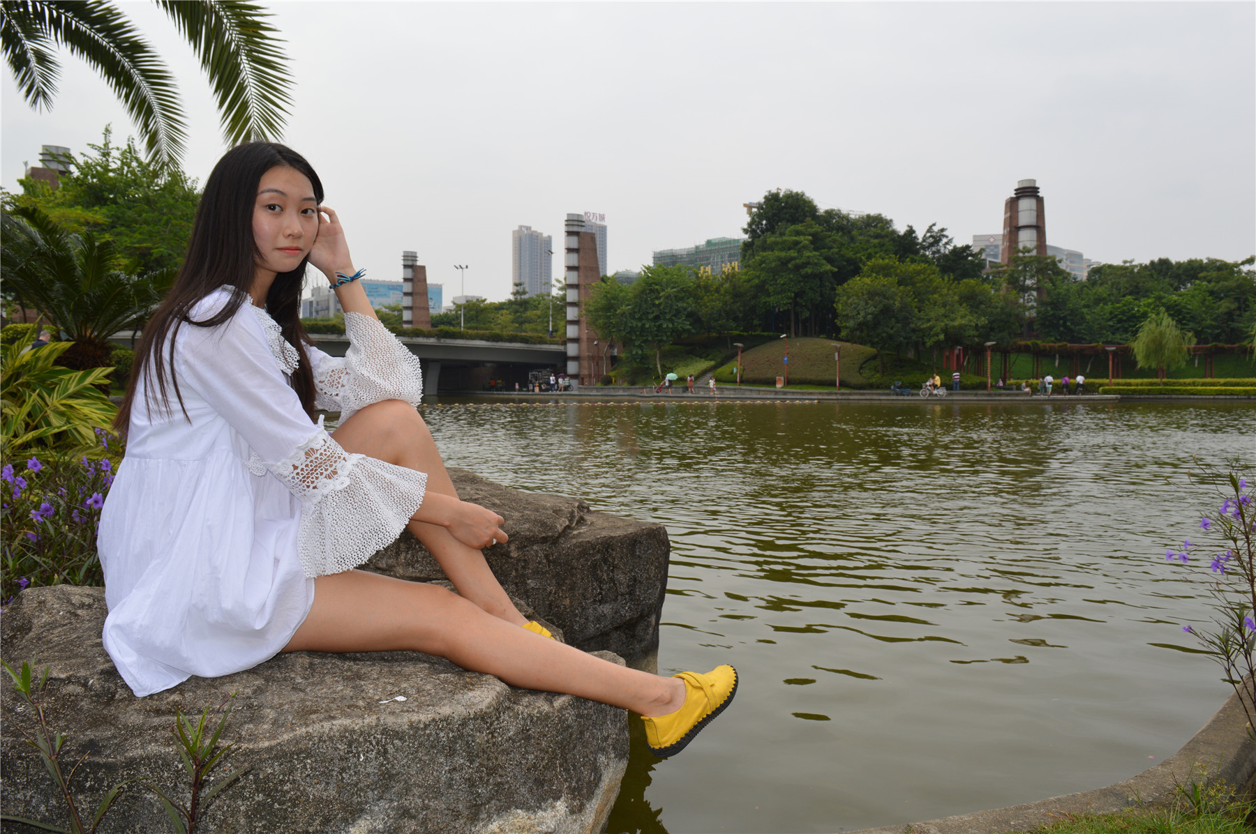 《邻家小萌妹裸足踏青》作品图