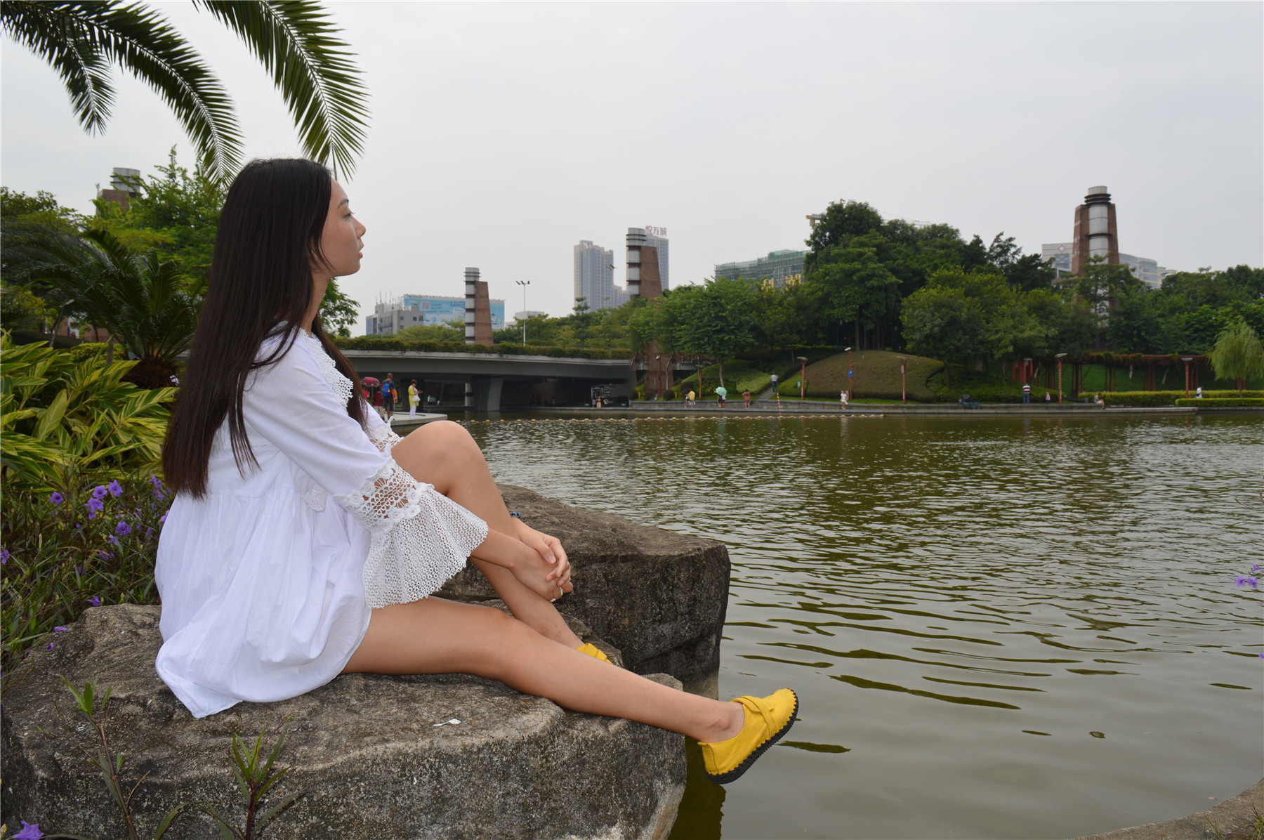 《邻家小萌妹裸足踏青》作品图