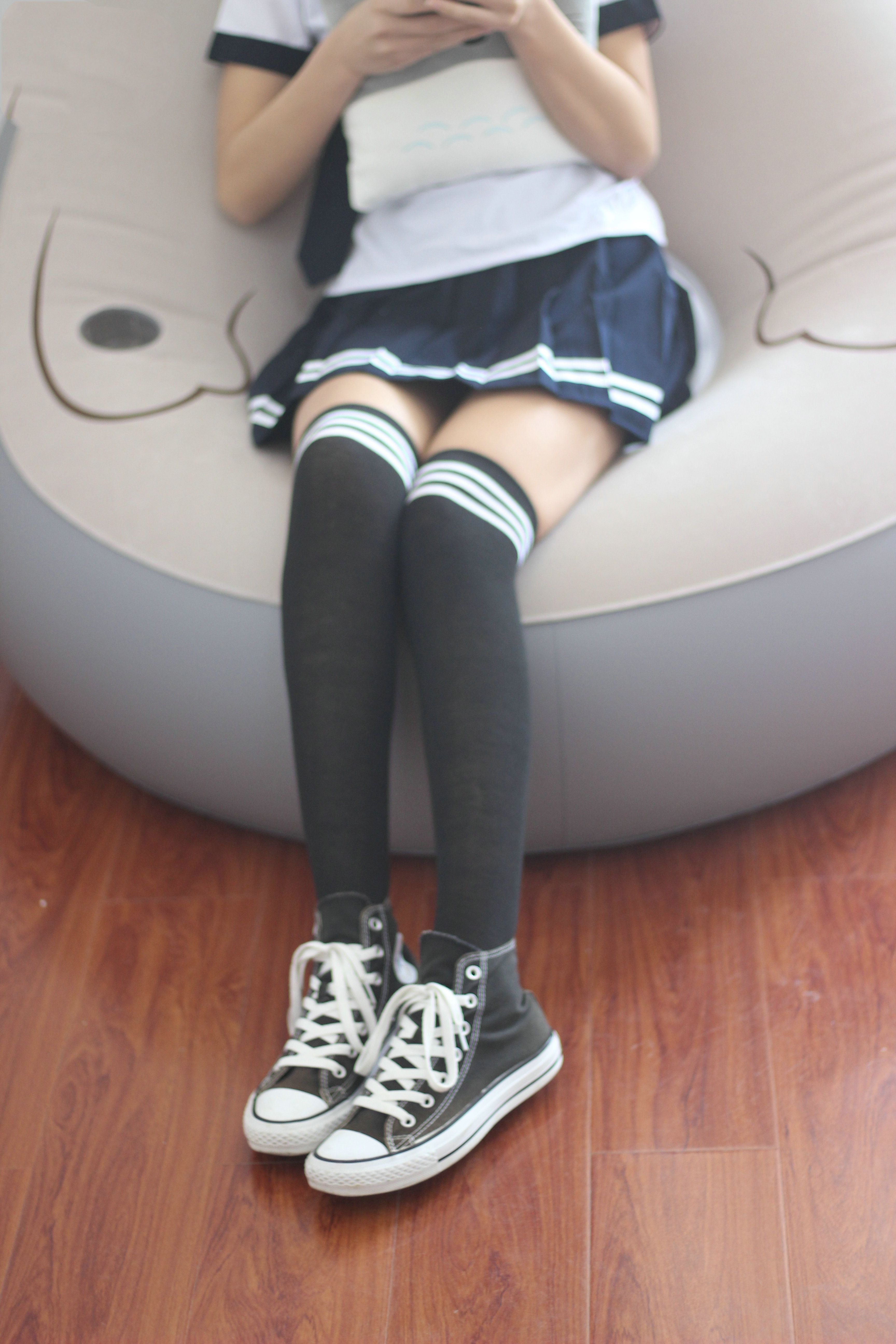 《学生制服长黑袜の帆布鞋》作品图