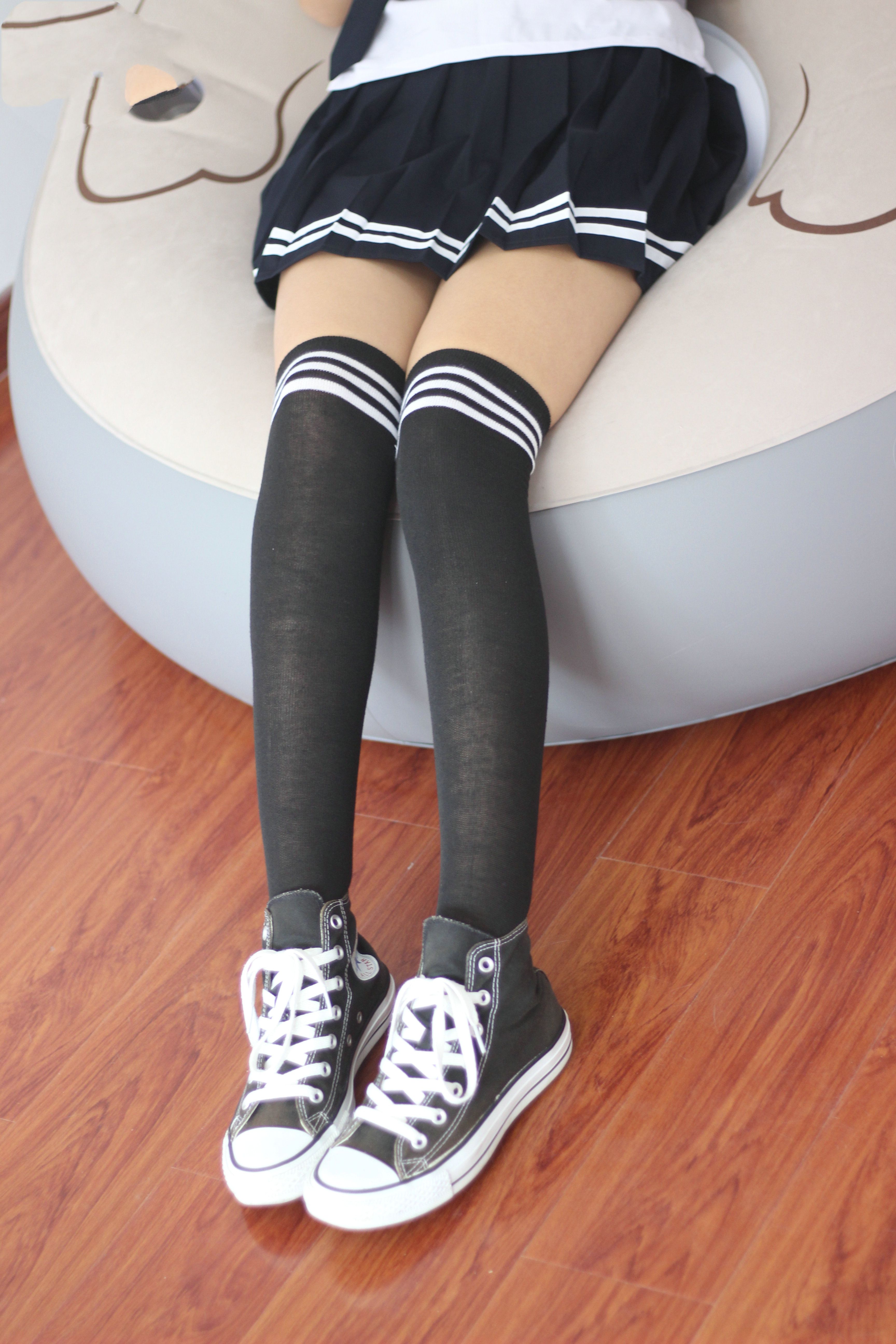 《学生制服长黑袜の帆布鞋》作品图