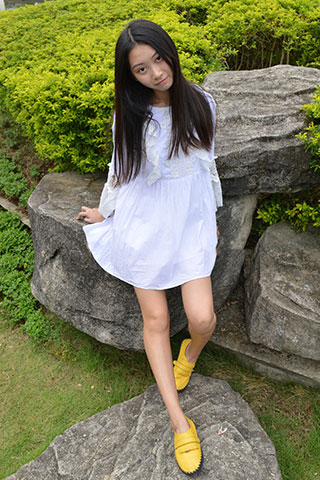 邻家小萌妹赤足黄鞋踏青