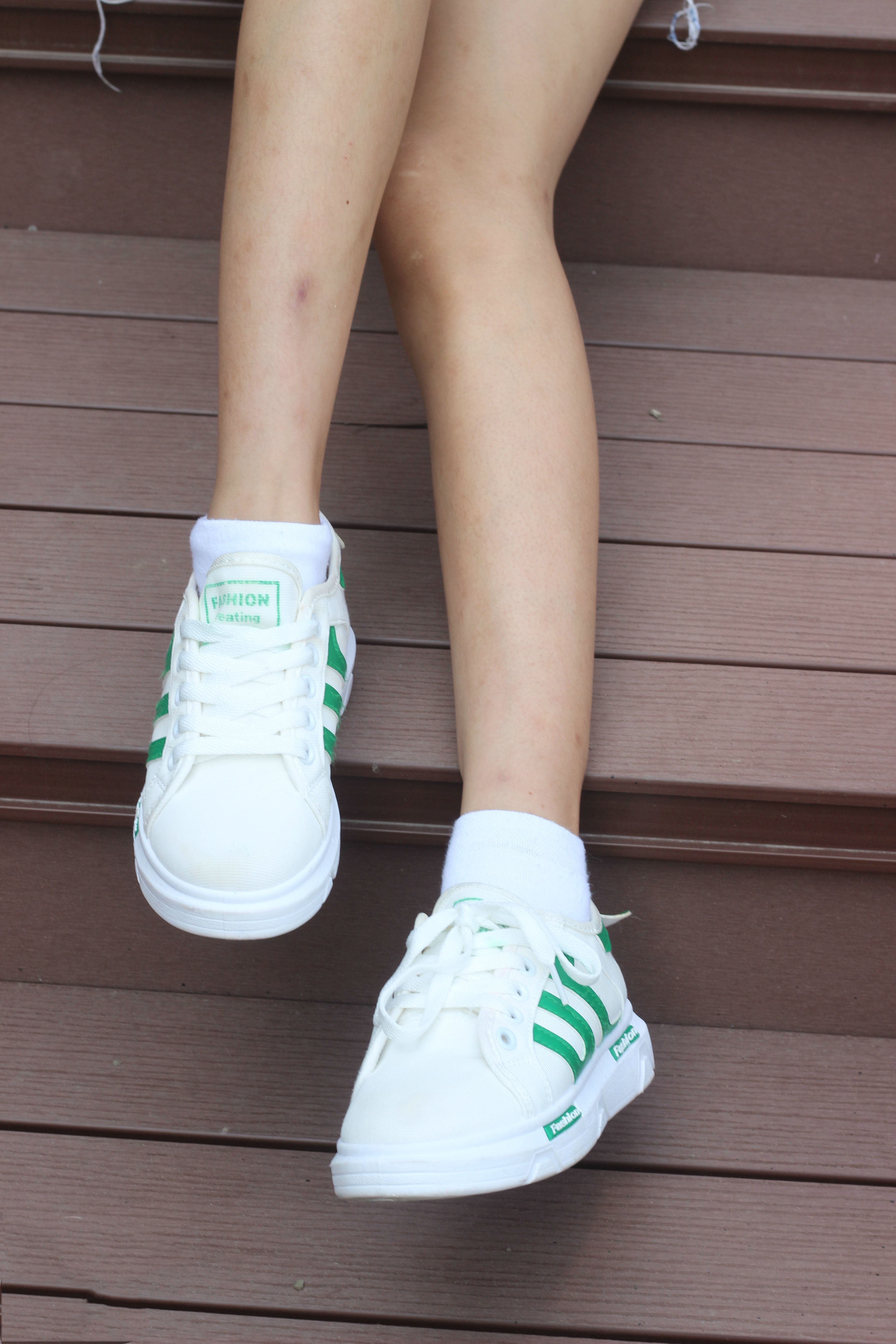 《热裤板鞋棉袜の裸足脚丫》作品图