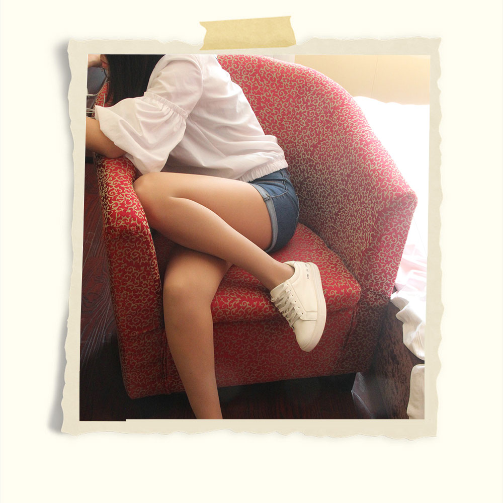 学妹热裤板鞋丝袜脚丫