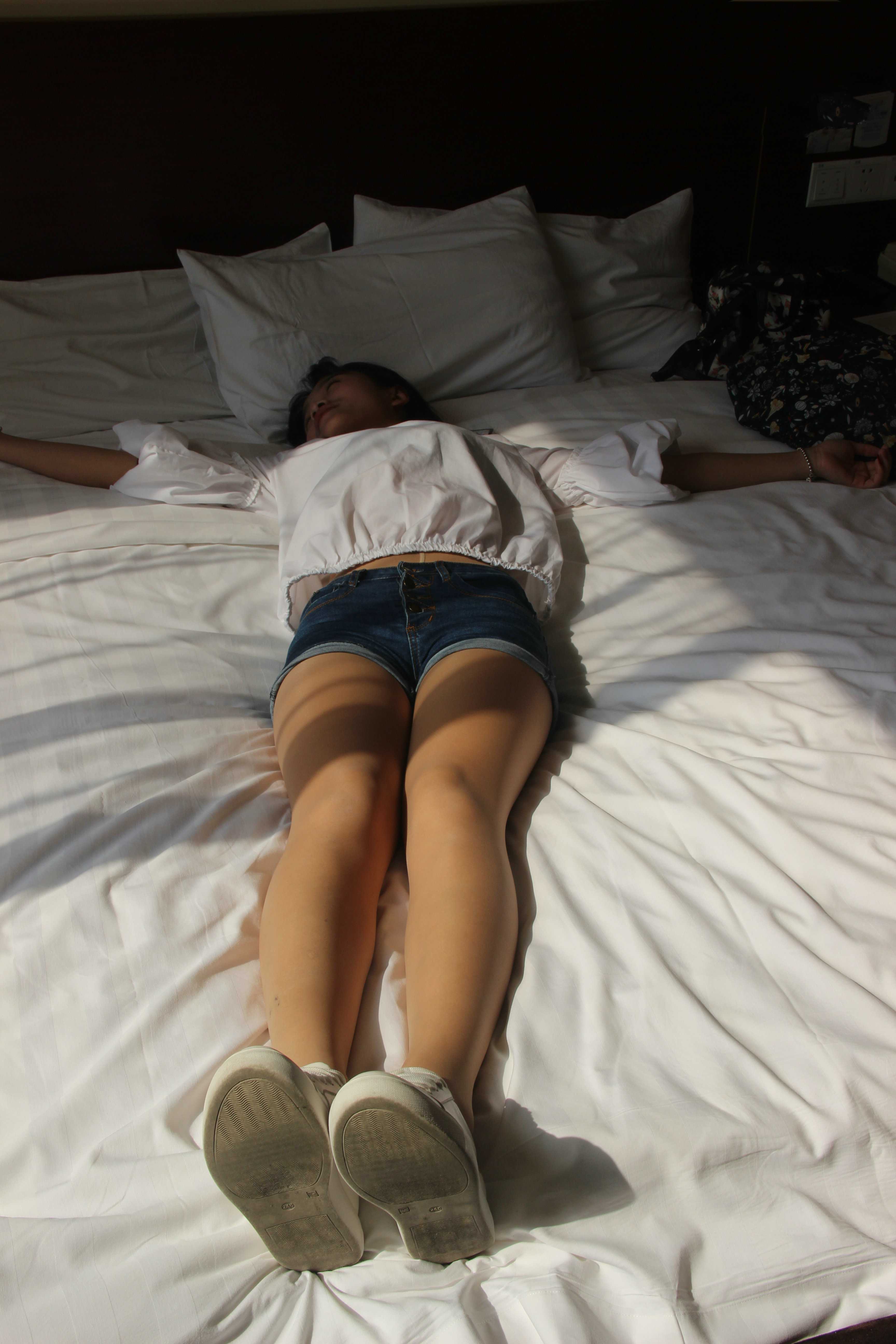 《学妹热裤板鞋丝袜脚丫》作品图