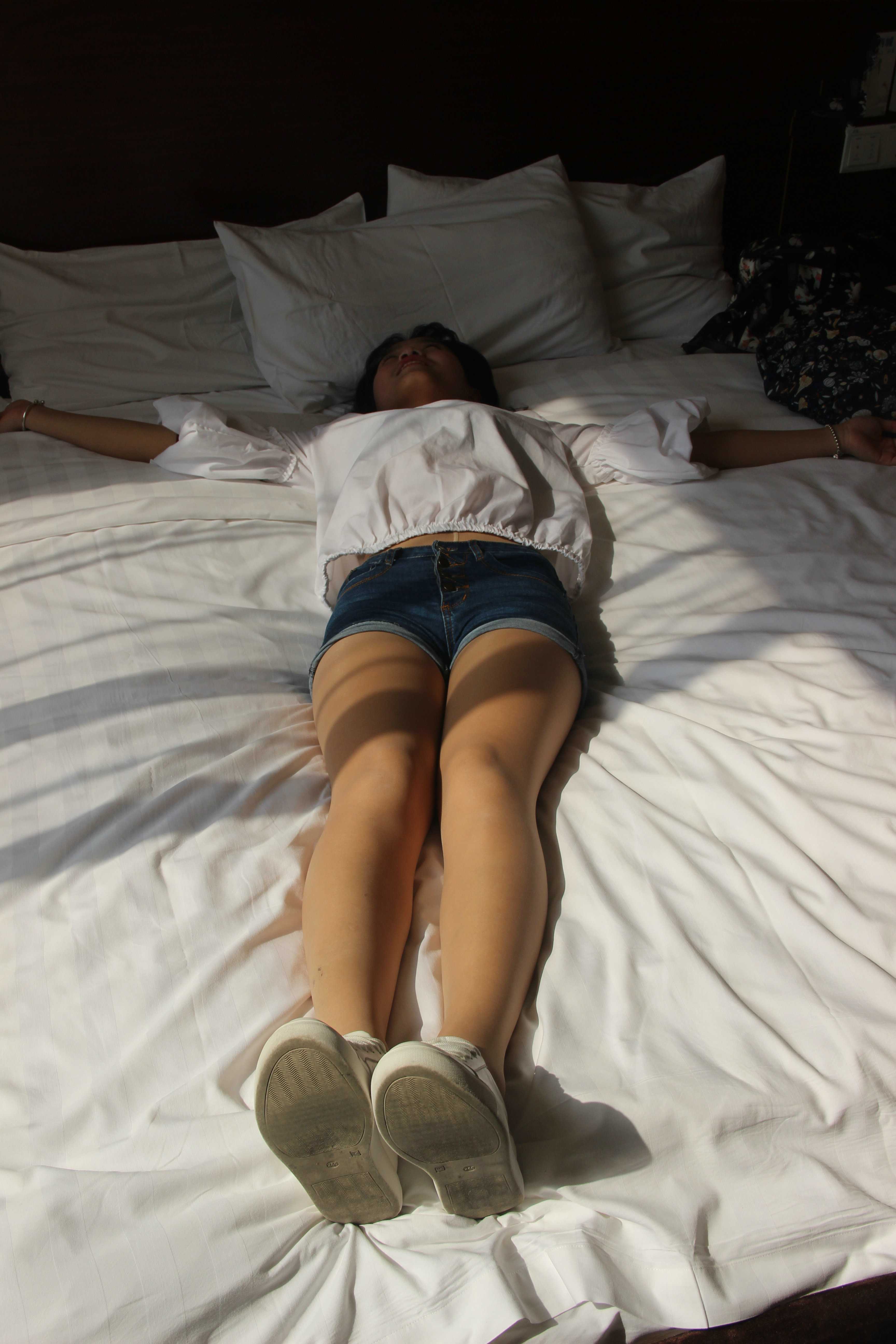 《学妹热裤板鞋丝袜脚丫》作品图