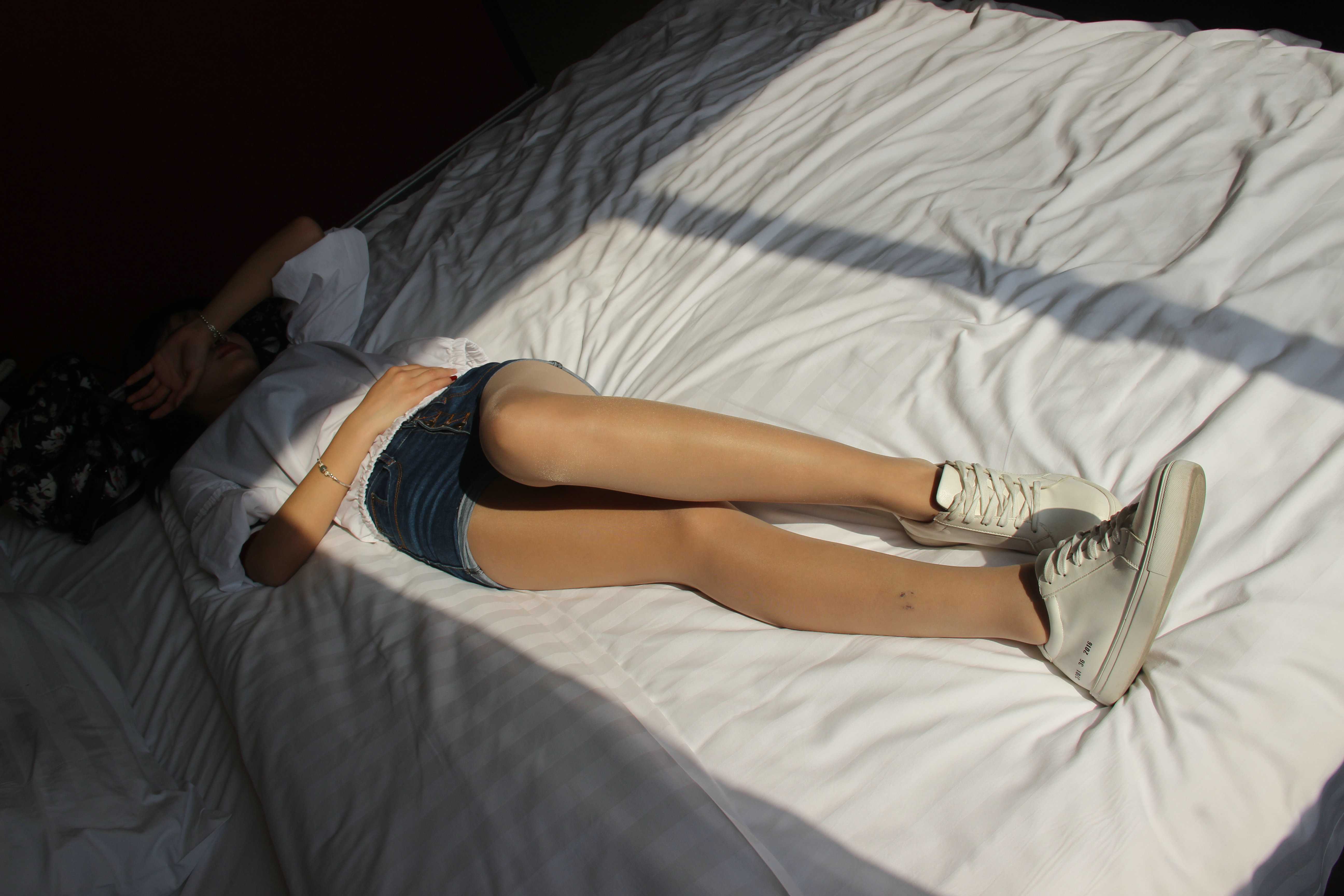 《学妹热裤板鞋丝袜脚丫》作品图