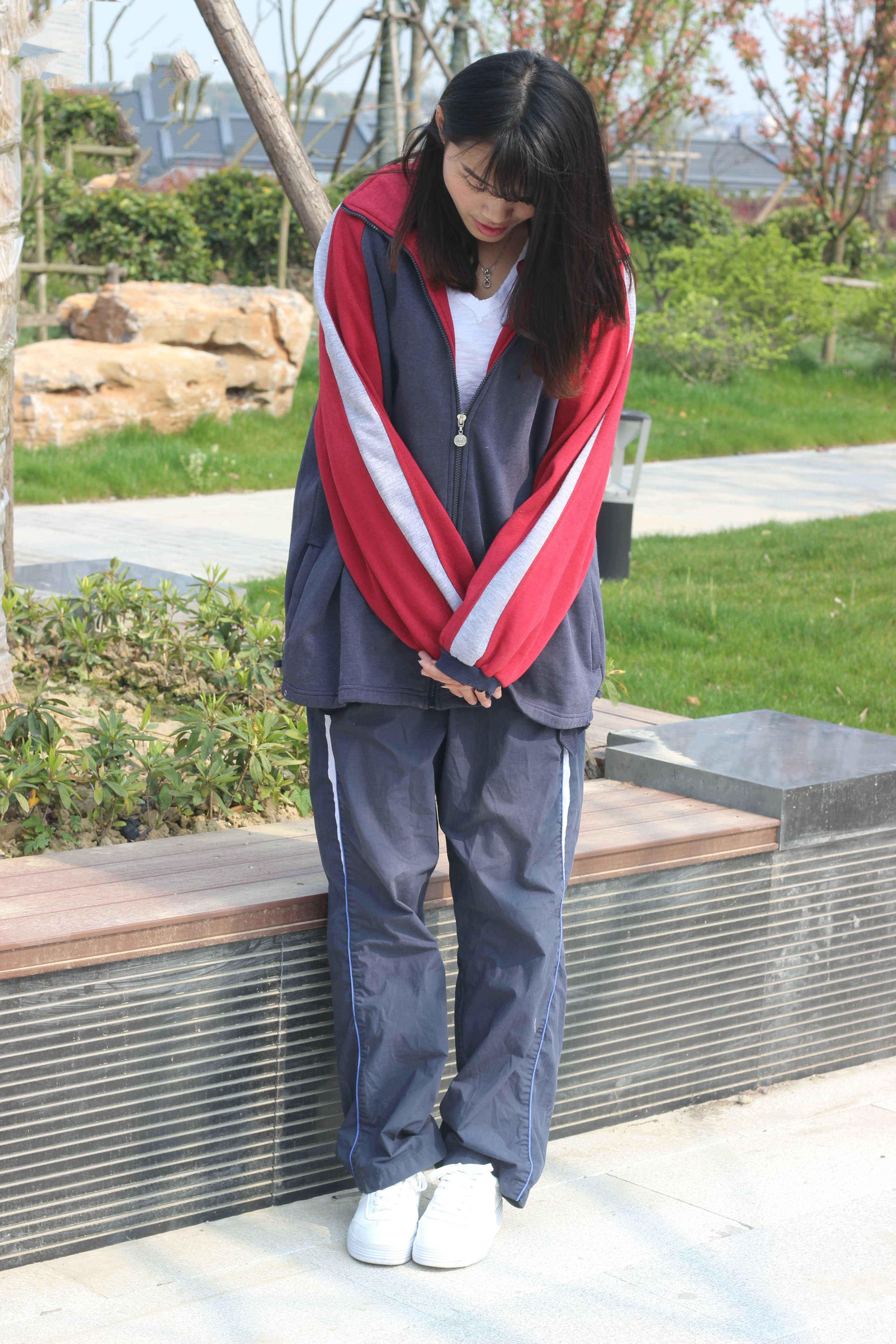 《校园学姐船袜脱袜过程》作品图