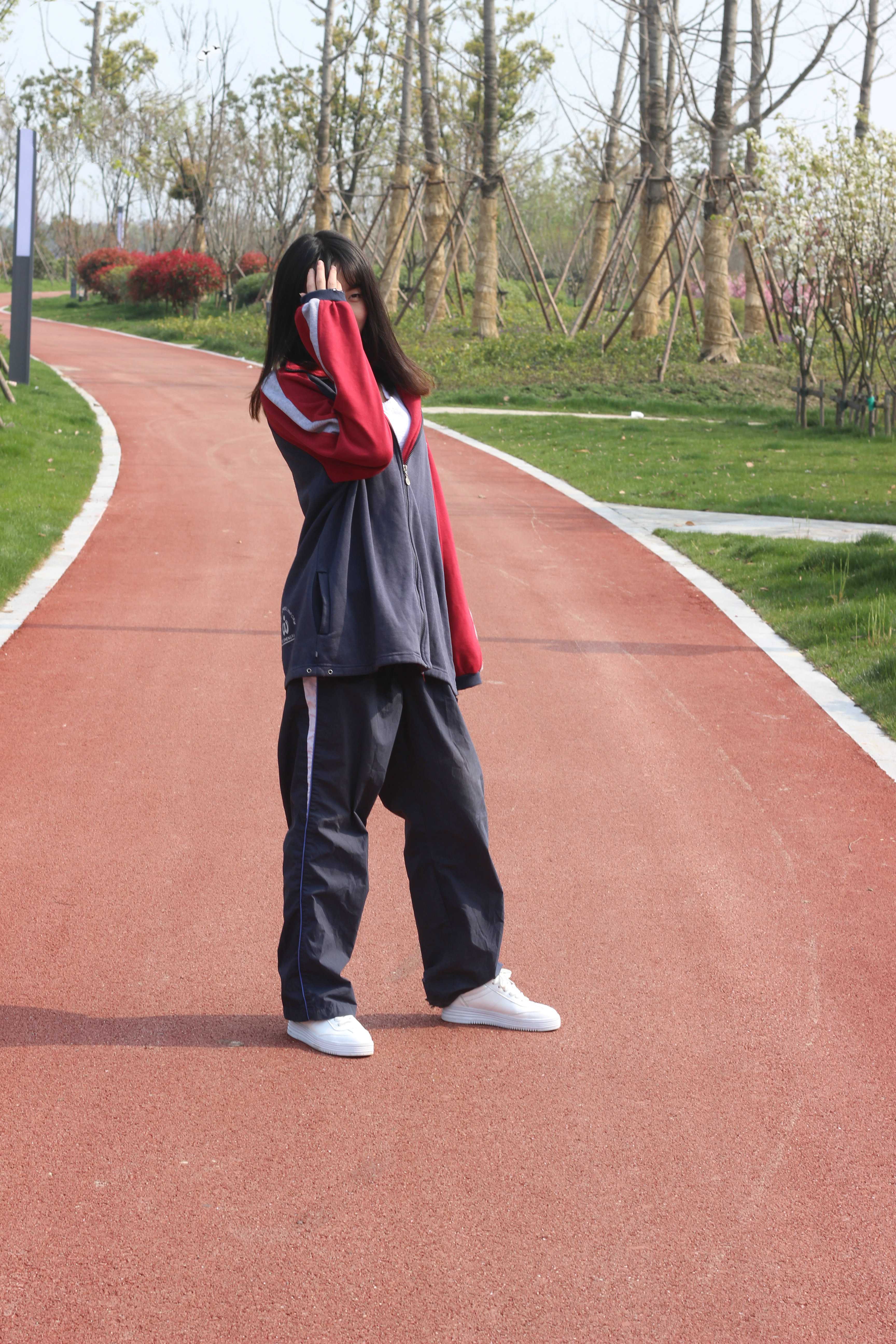 《校园学姐船袜脱袜过程》作品图